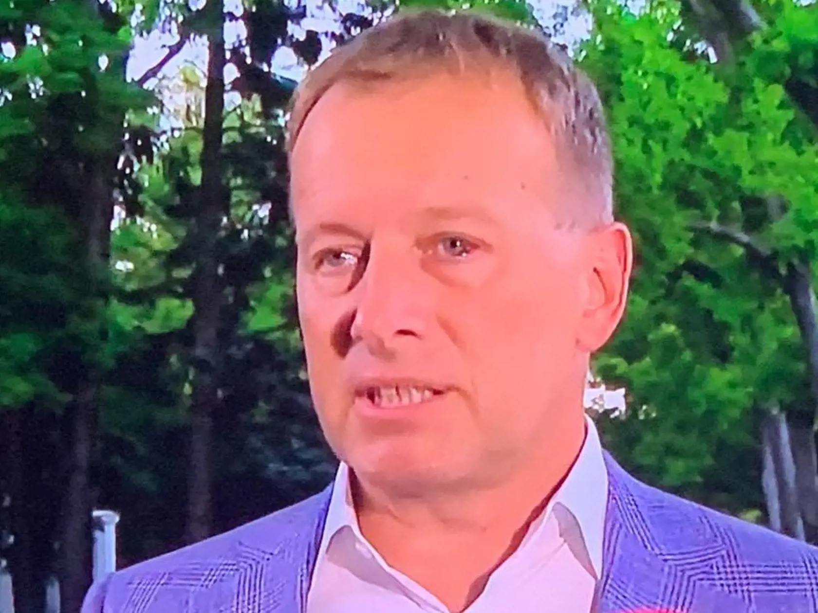 Boris Kollár exkluzívne pre denník Plus JEDEN DEŇ prezradil, čo je za jeho sčervenaným okom: "Vysoký tlak a z toho mám prasknuté cievky. Konzultoval som to s lekárom a teraz musím sedem dní merať tlak ráno a večer a potom nastavia liečbu po vyšetrení."