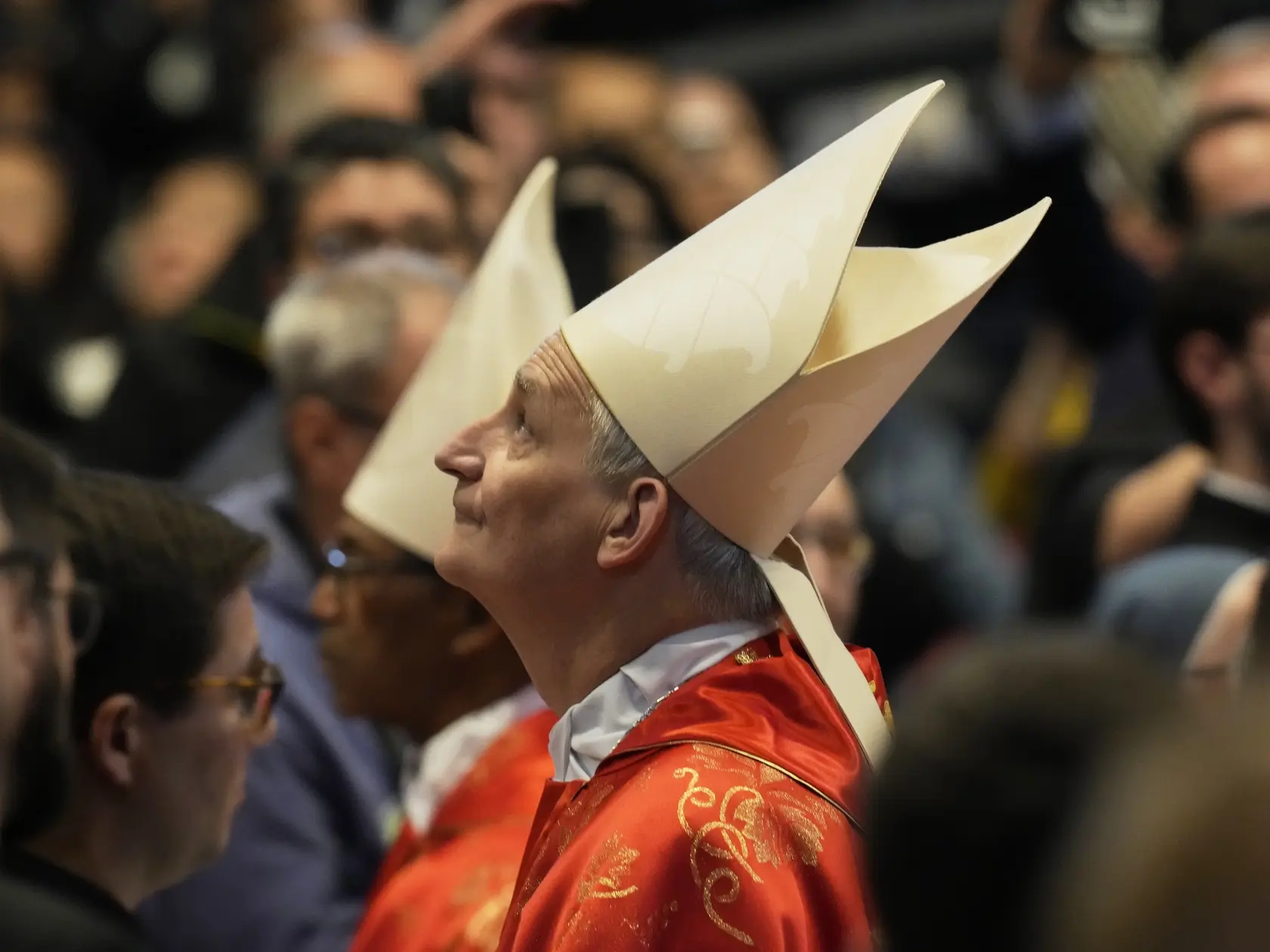 Na snímke kardinál Matteo Maria Zuppi sa pozerá počas svätej omše za voľbu pápeža (Pro eligendo Romano Pontifice) v Bazilike sv. Petra vo Vatikáne v stredu 7. mája 2025.