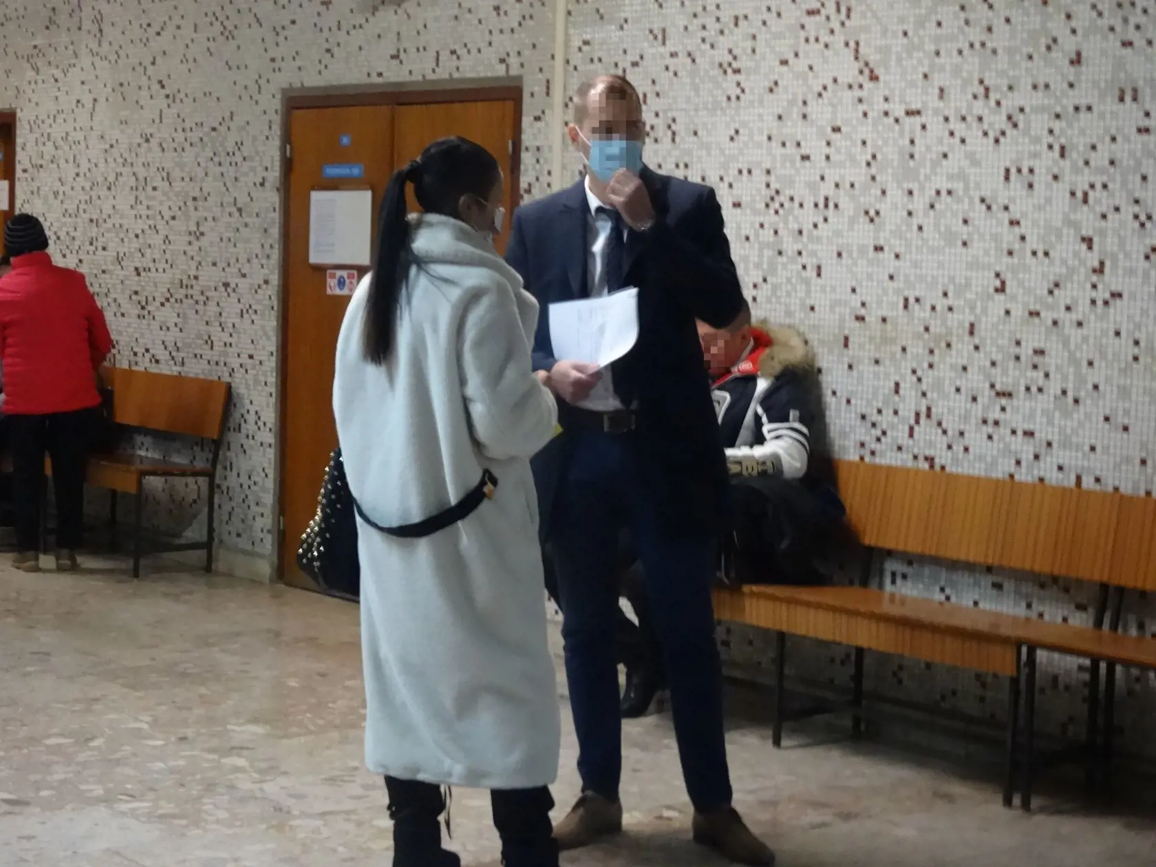 Umelý špinavo-biely kožuch pôsobil veľmi objemne a neforemne.