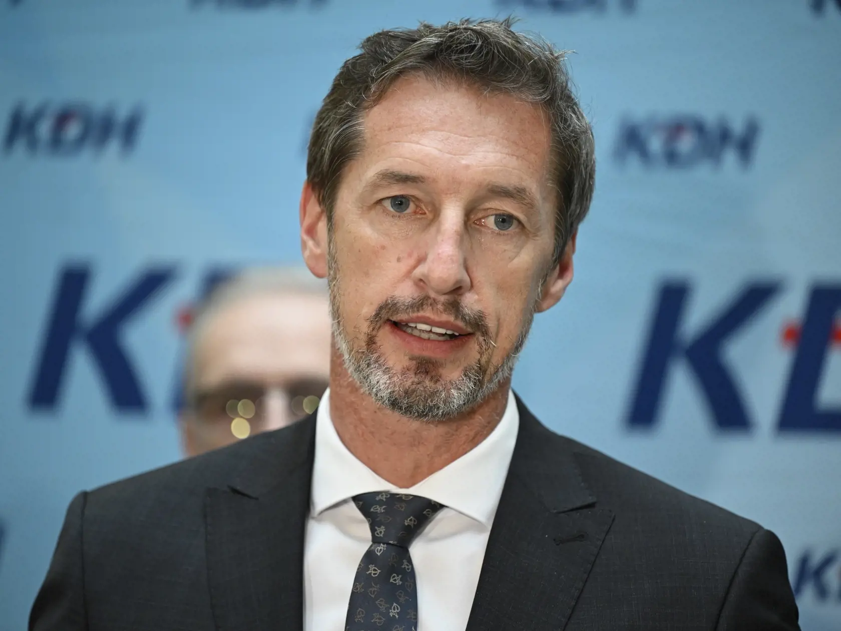 Na snímke predseda KDH Milan Majerský hovorí k novinárom počas tlačového brífingu po zasadnutí celoslovenskej rady Kresťanskodemokratického hnutia (KDH) pred voľbami do Európskeho parlamentu, 20. apríla 2024 v Trenčíne.