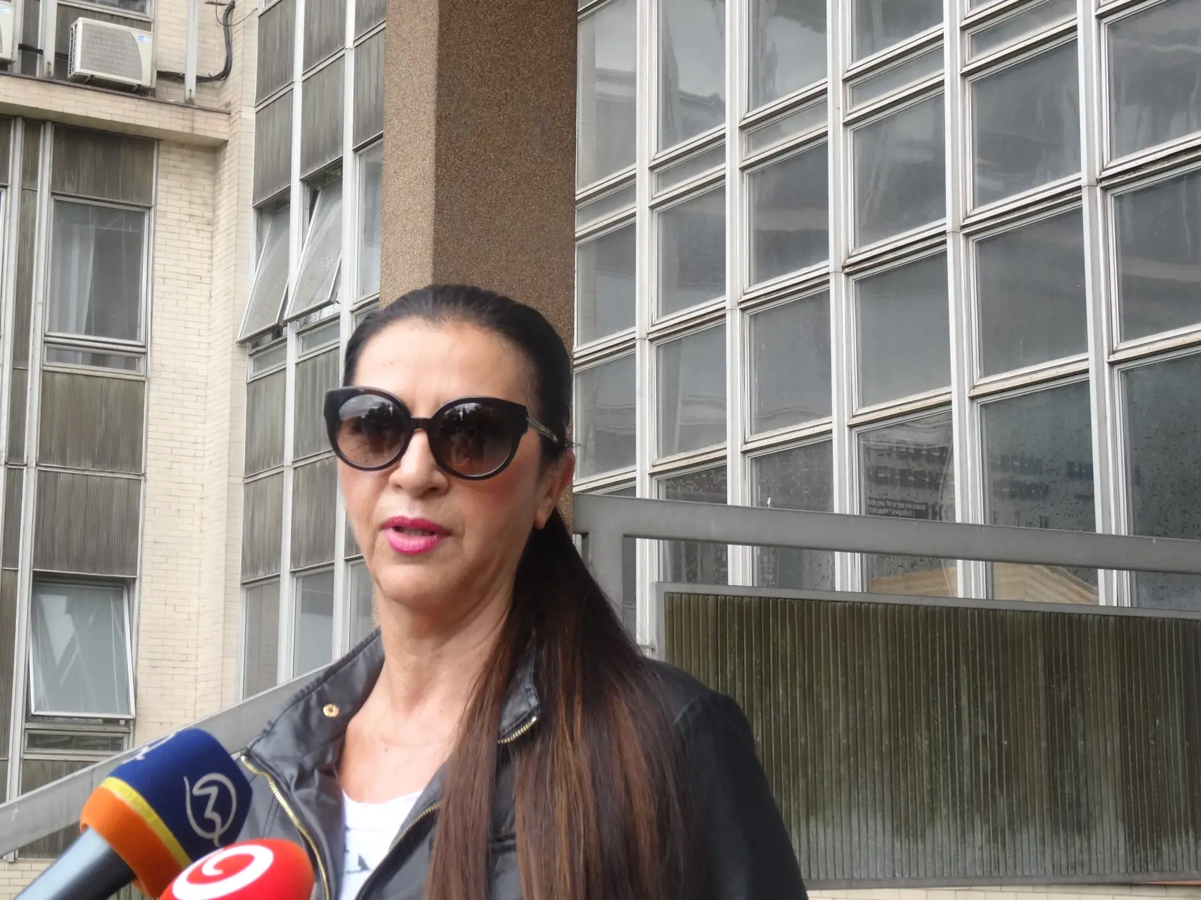 Nora Kabrheľová pri odchode zo súdu.