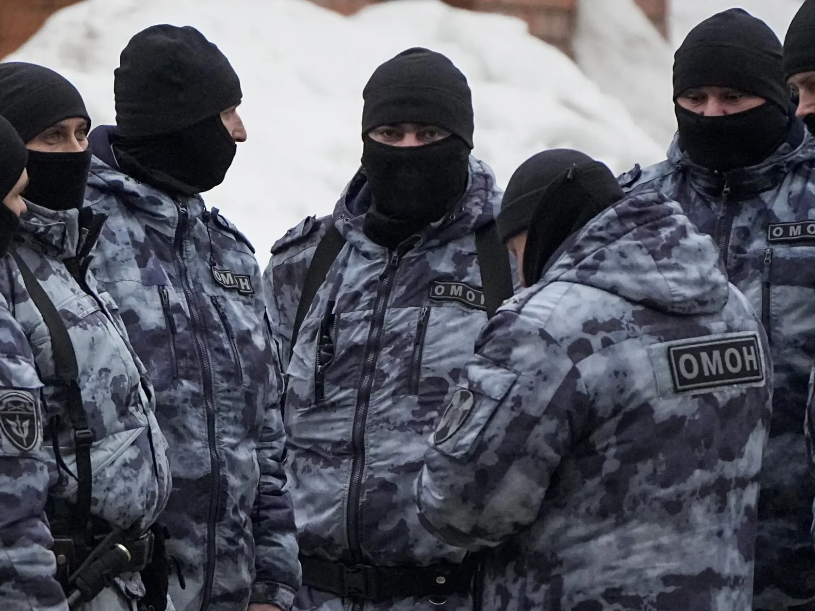 Na snímke príslušníci poriadkovej polície strážia priestor pred bohorodičným Chrámom ikony Utíš môj smútok v moskovskom rajóne Maryno v Moskve v piatok 1. marca 2024.