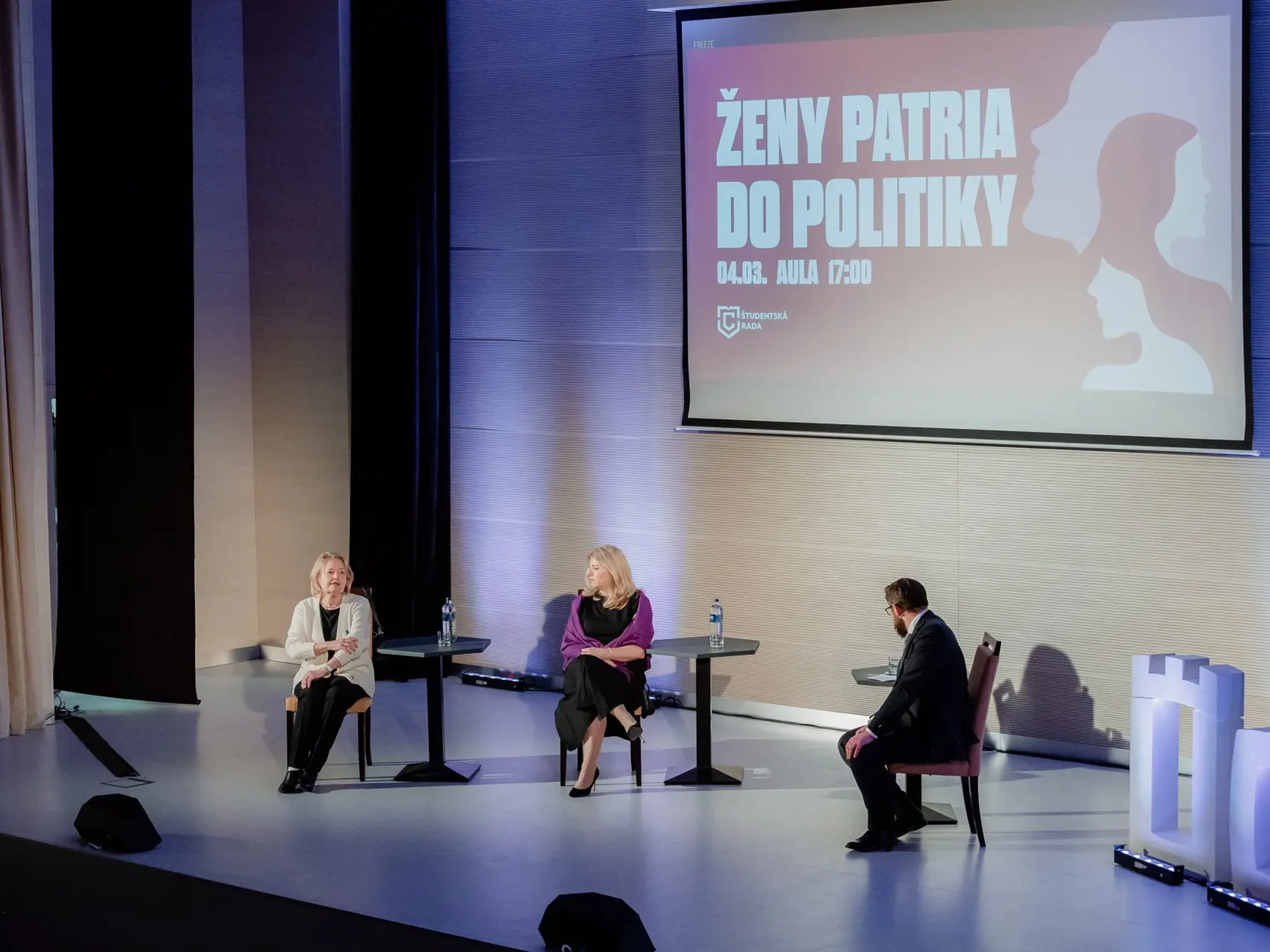 Tentokrát si to Zuzana Čaputová namierila na Univerzitu sv. Cyrila a Metoda v Trnave, kde sa spolu s Magdou Vášáryovou zúčastnila diskusie na tému "Ženy patria do politiky". Diskusiu zorganizovala Študentská rada UCM, moderoval ju politológ Jozef Lenč.