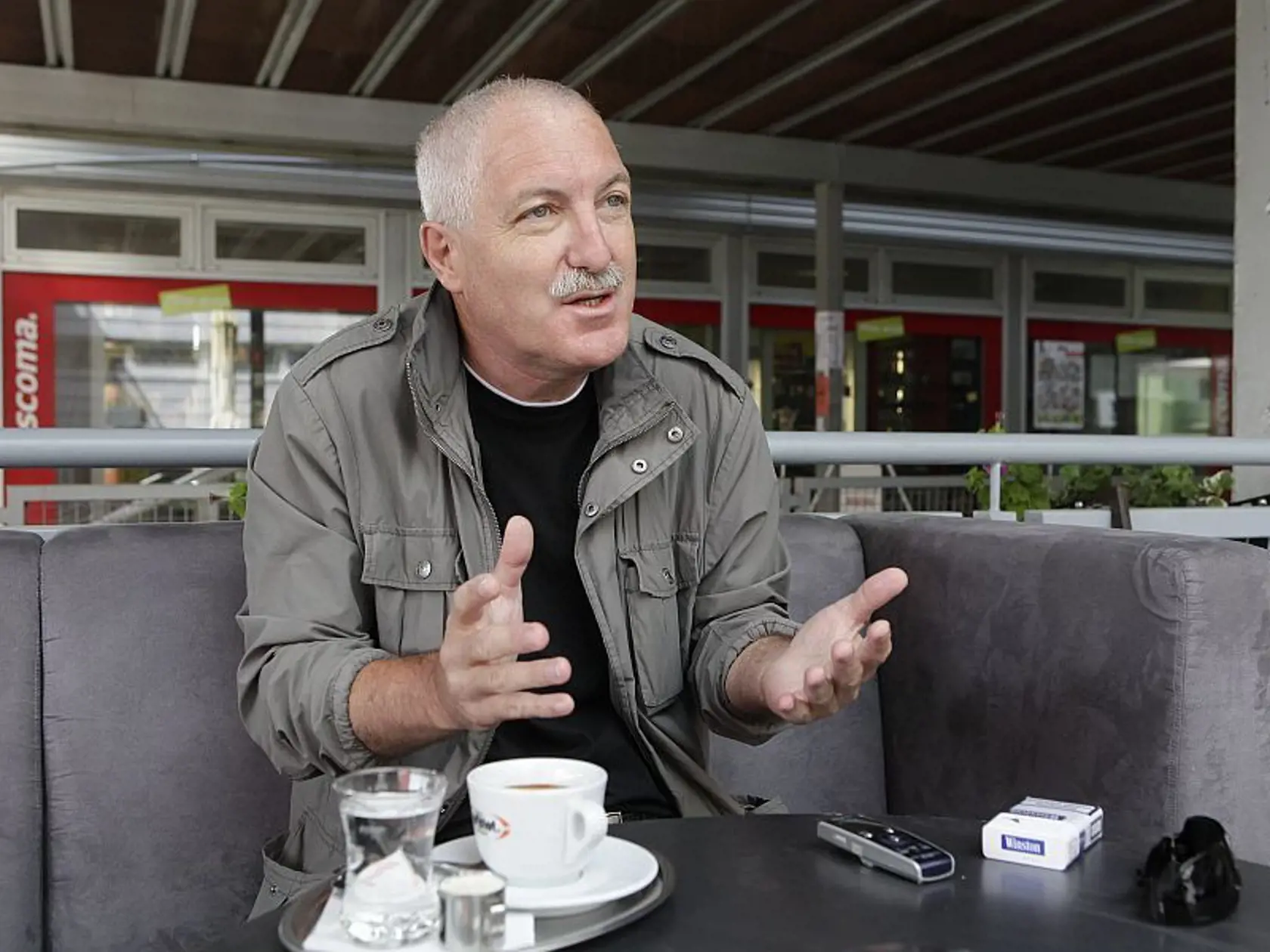 "Pred miestom, kde došlo k tejto tragédii, je dlhší, rovný úsek cesty a za ním pravotočivá zákruta. Takže vodič buď išiel príliš rýchlo, nestihol zmeniť smer jazdy do zákruty a cez protismerný jazdný pruh narazil do svahu, od ktorého sa auto odrazilo späť na cestu a prevrátilo na strechu. Alebo vodič nevenoval dostatočnú pozornosť jazde, neskoro zareagoval na to, že sa cesta zatáča a nestihol včas zabrzdiť. Je to klasická cesta, ani v minulosti sa tu nestali nejaké vážne dopravné nehody."