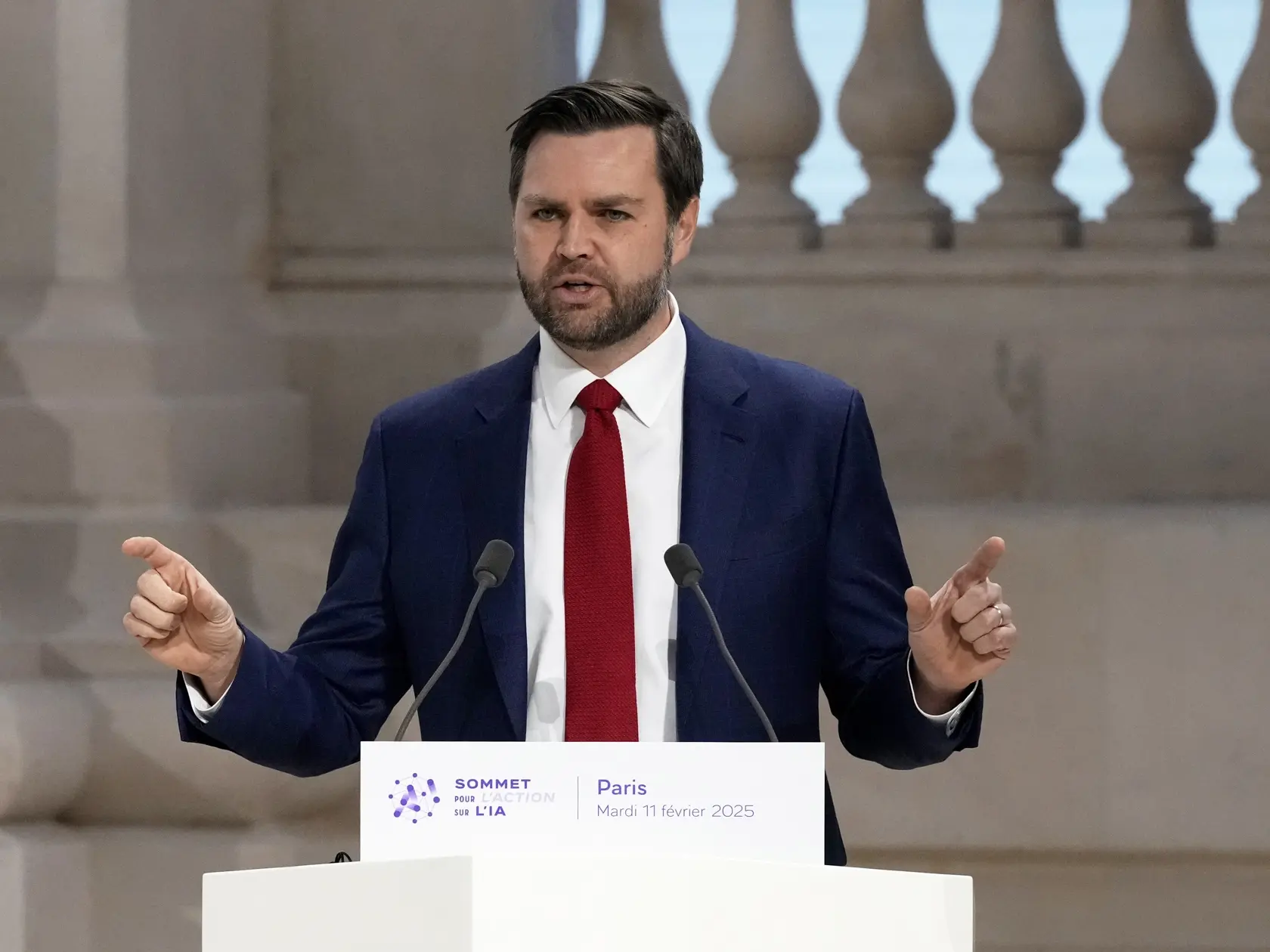 Na snímke viceprezident USA J.D. Vance hovorí k divákom počas summitu o umelej inteligencii v Paríži 11. februára 2025. Na summite sa stretlo takmer 100 hláv štátov a vlád a 1000 zástupcov občianskej spoločnosti z približne sto krajín.