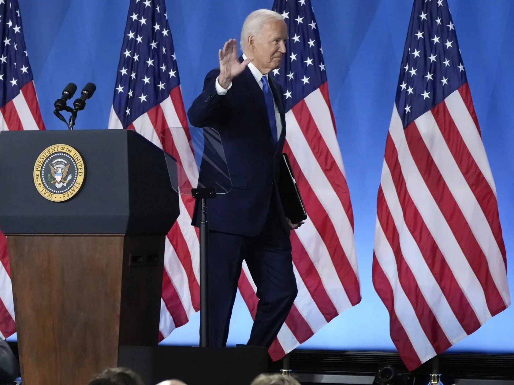 Americký prezident Joe Biden gchádza po tlačovej konferencii na záver trojdňového summitu Severoatlantickej aliancie (NATO) vo Washingtone vo štvrtok 11. júla 2024.