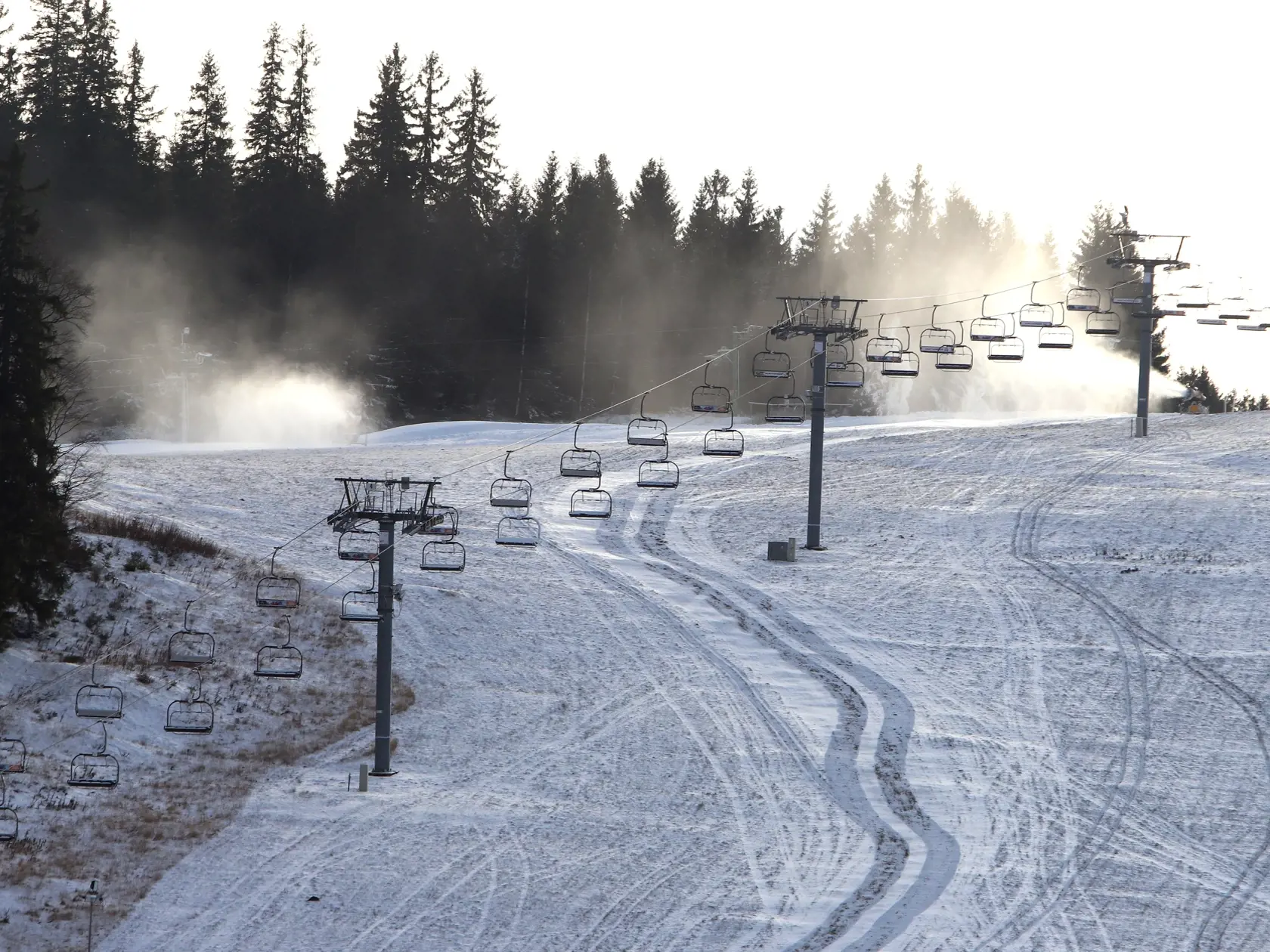 Na snímke je umelé zasnežovanie a príprava na sezónu v lyžiarskom stredisku Park Snow Donovaly v časti Záhradište.