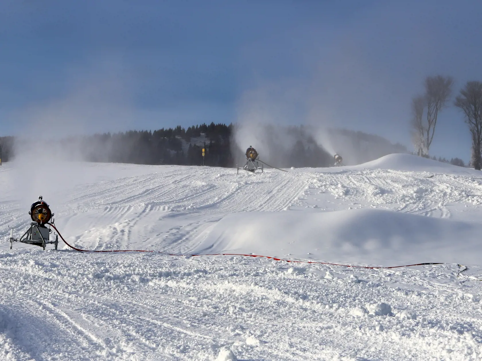 Na snímke je umelé zasnežovanie a príprava na sezónu v lyžiarskom stredisku Park Snow Donovaly v časti Záhradište.