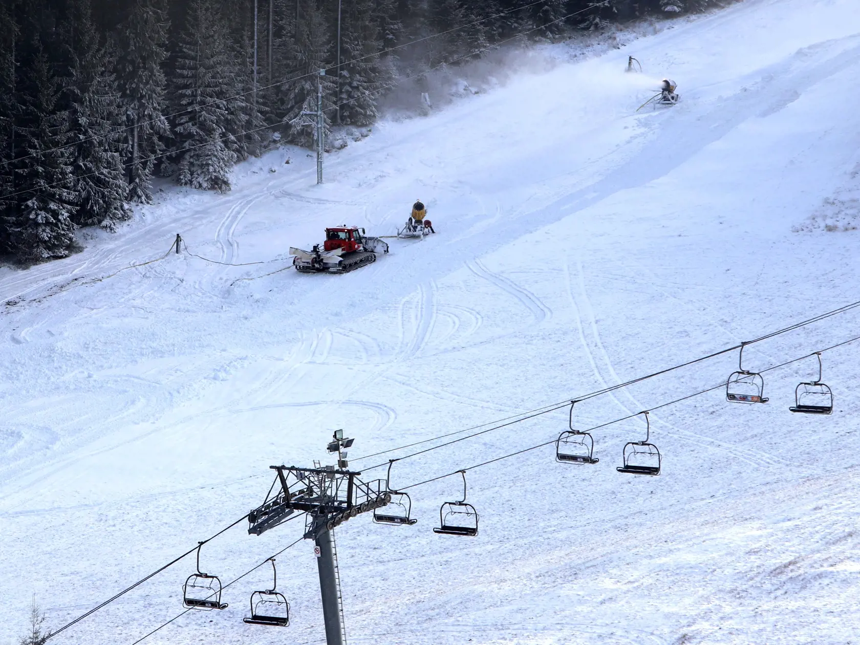 Na snímke je umelé zasnežovanie a príprava na sezónu v lyžiarskom stredisku Park Snow Donovaly v časti Záhradište.