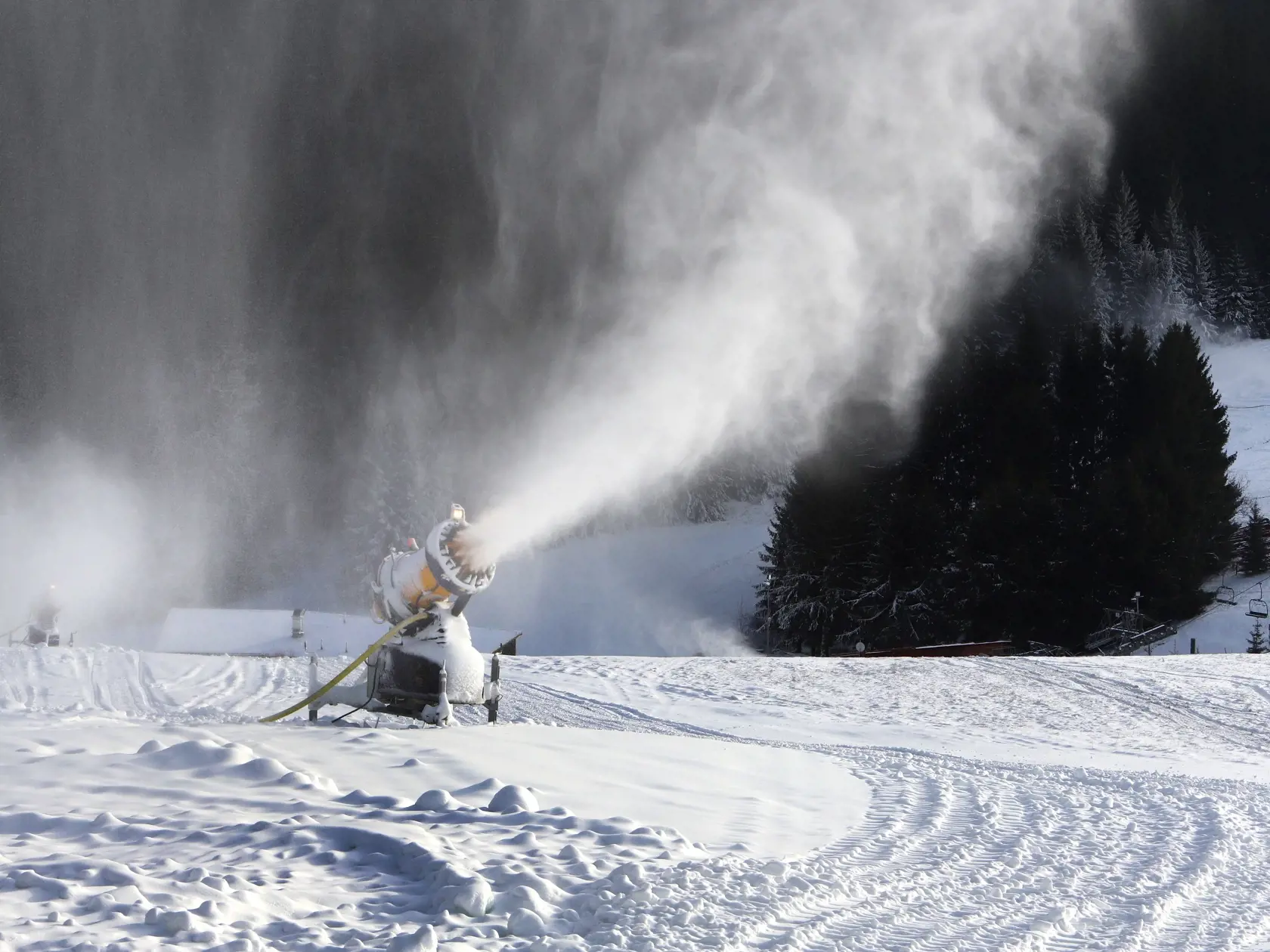 Na snímke je umelé zasnežovanie a príprava na sezónu v lyžiarskom stredisku Park Snow Donovaly v časti Záhradište.