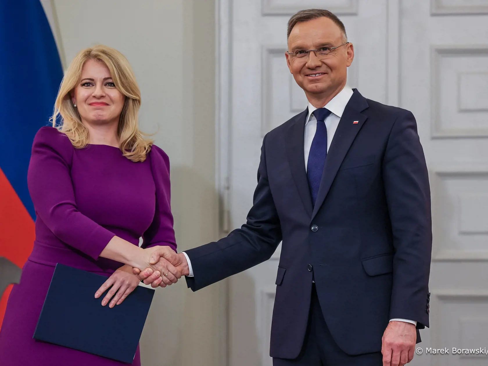 Hoci prezidentka väčšinou volí bledomodré farby, ktoré jej ako blondínke veľmi pristanú, tentokrát však siahla po fialovej.