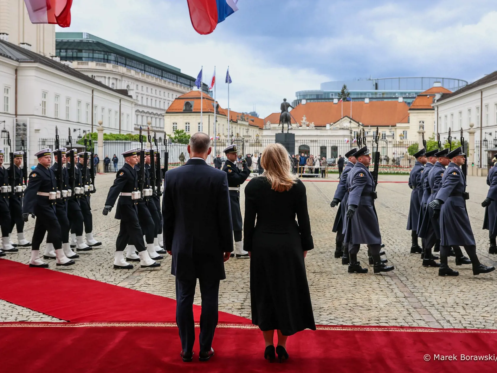 Prezidentka mala na sebe slušný dlhý čierny kabát a tentokrát si zvolila aj čierne lodičky na opätku.