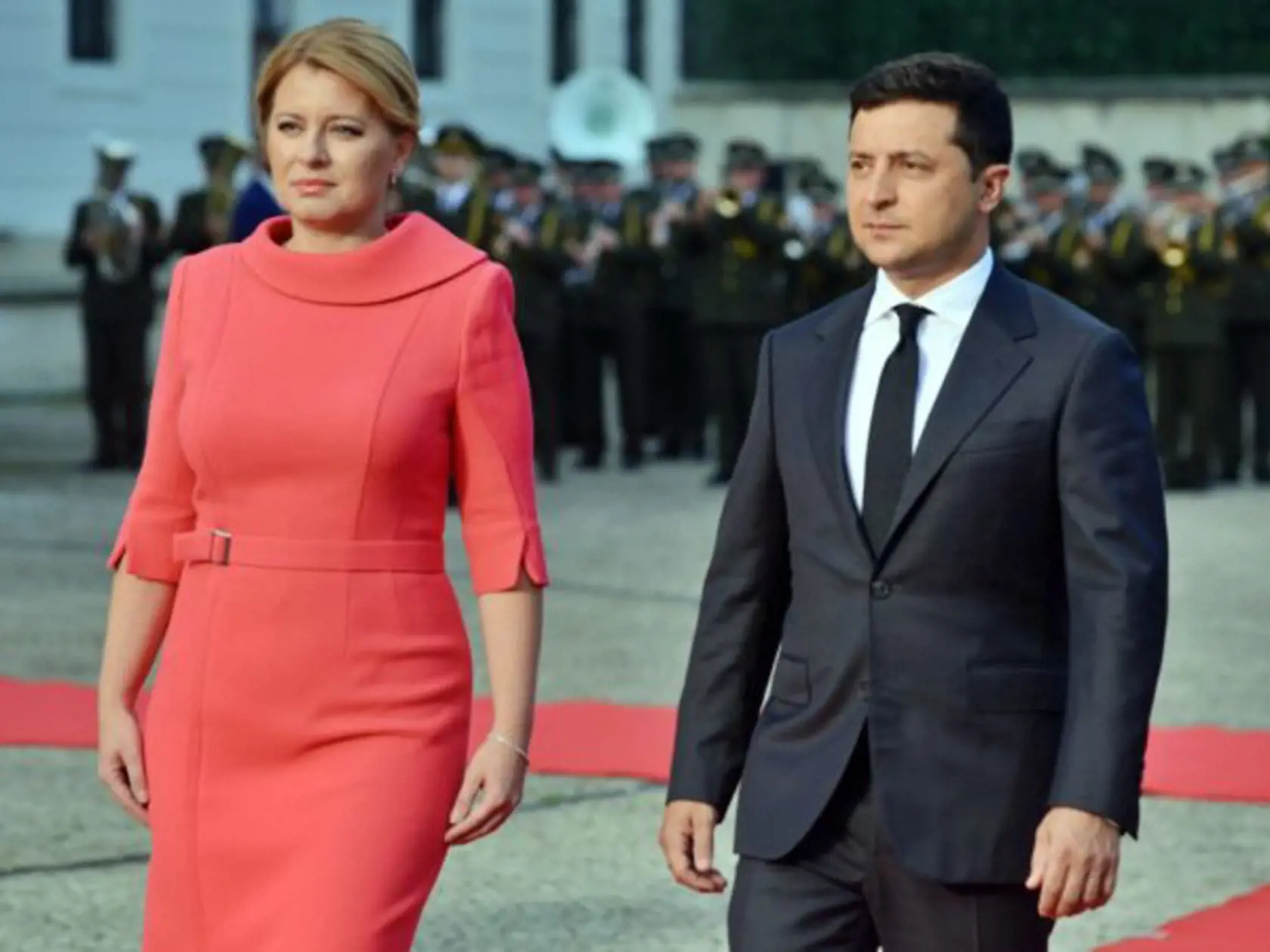 Privítací ceremoniál v rámci návštevy ukrajinského prezidenta na Slovensku Volodymyra Zelenského 24. septembra 2020. “Mimoriadne vydarená kombinácia strihu šiat, farby a účesu. Výnimočne jej pristane takýto teplý odtieň červenej. Šaty vystihujú jej identitu,” pochválila odborníčka.