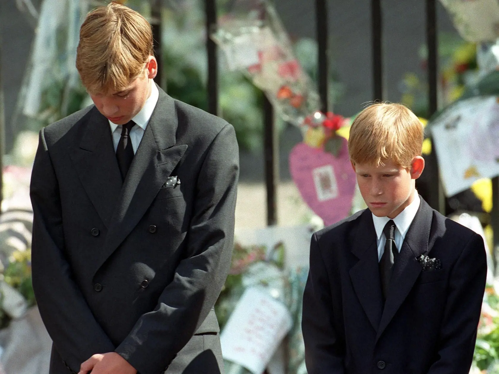 Princovia skláňajú hlavu, keď vynášajú z Westminster Abbey truhlu s telom ich mamy.