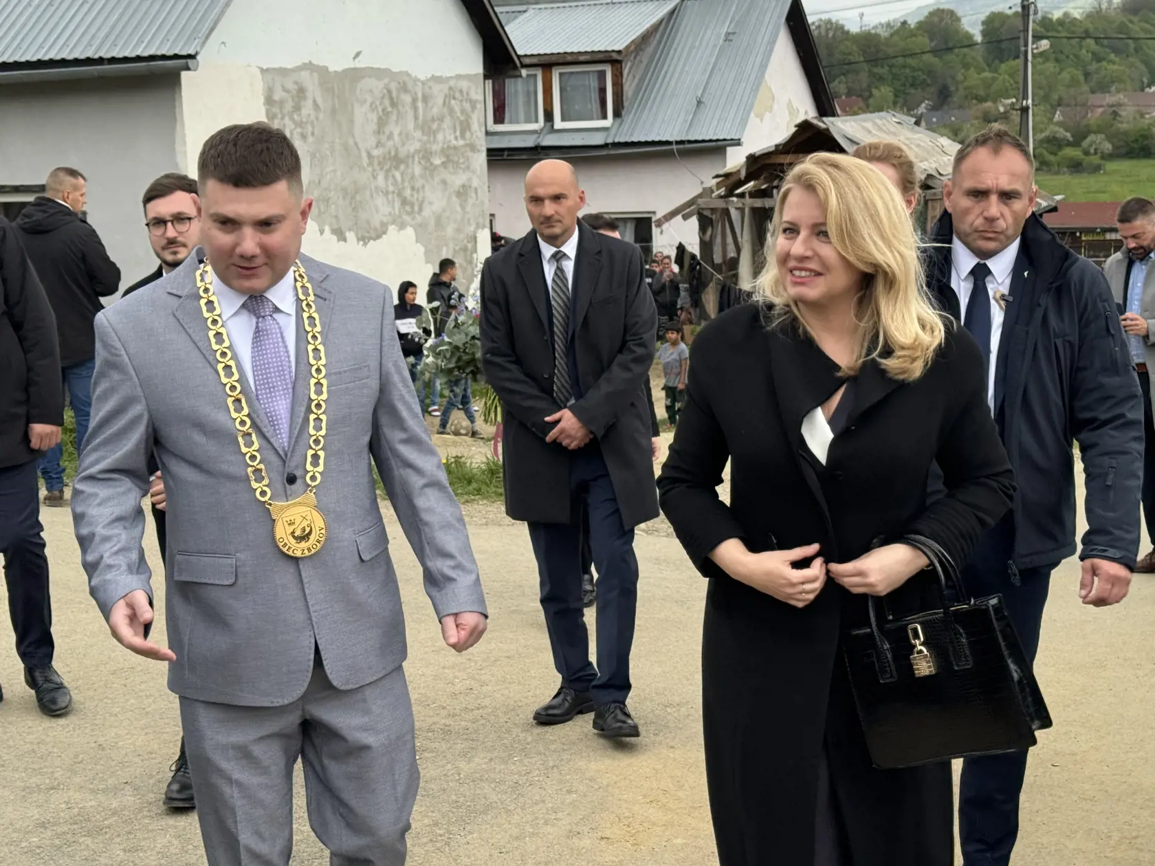 Prezidentka SR Zuzana Čaputová úraduje od utorka 23. apríla do piatka 26. apríla 2024  z Košíc. Počas úradovania z východného Slovenska prezidentka okrem Košíc navštívila aj Starú Ľubovňu a obec Zborov. Na snímke prezidentka SR Zuzana Čaputová (vpravo) a starosta obce Zborov Ján Šurkala počas návštevy v obci Zborov v okrese Bardejov v stredu 24. apríla 2024. FOTO TASR - Maroš Černý


