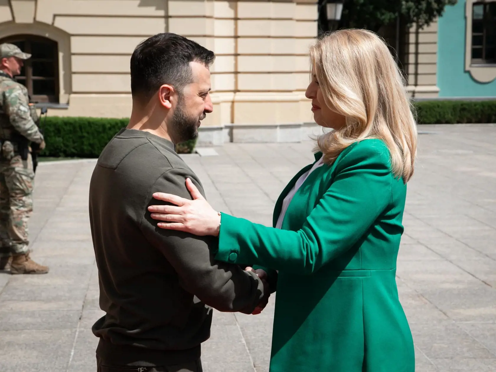 "Naše prezidentské mandáty i politické príbehy začali približne v rovnakej dobe. Za ten čas sme mali možnosť sa zblížiť, veľa sa rozprávať a vzájomne sa počúvať. Zo vzťahu oficiálneho sa stal priateľský a ja som za to vďačná," uviedla prezidentka SR na Facebooku.