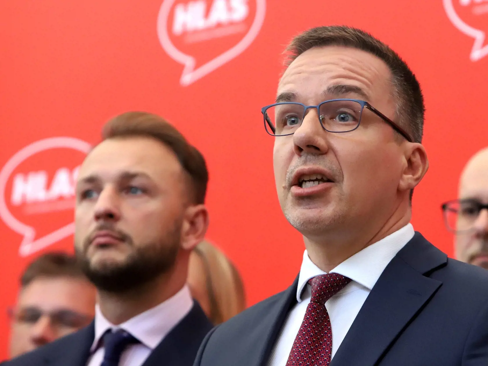 Na snímke sprava podpredseda strany Hlas-SD, minister práce, sociálnych vecí a rodiny SR Erik Tomáš a predseda strany Hlas-SD, minister vnútra Matúš Šutaj Eštok počas tlačovej konferencie, na ktorej spoločne s ministrami za stranu Hlas-SD zhodnotili priamo v regióne Slovenska svoje ročné pôsobenie vo vláde a predstavili výsledky na ďalšie kľúčové kroky pre lepšie Slovensko v pondelok 28. októbra 2024 v Banskej Bystrici.