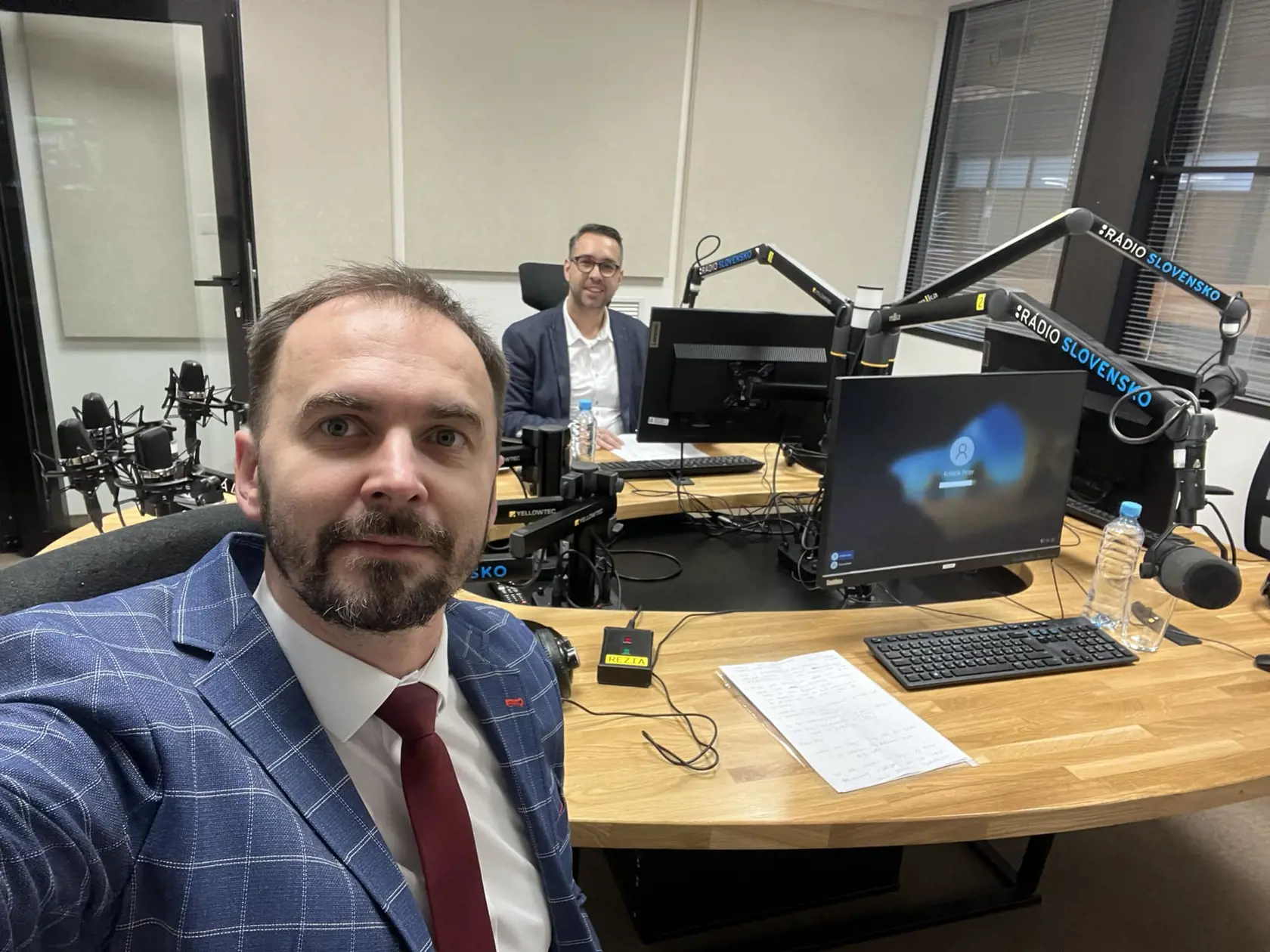FOTO PRED: Podľa informácií denníka Plus JEDEN DEŇ je ďalším politikom, ktorý absolvoval transplantáciu vlasov Michal Šipoš z hnutia Slovensko. Na snímke pred zákrokom, keď mal vpredu redšie vlasy.