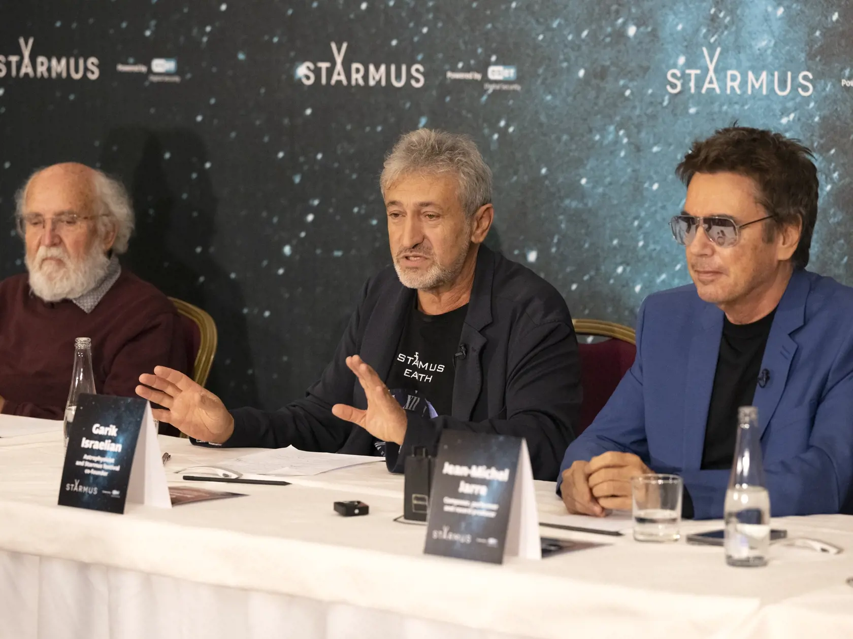 Na snímke zľava laureát Nobelovej ceny za fyziku Michel Mayor, spoluzakladateľ festivalu Garik Israelian a francúzsky hudobník a skladateľ Jean-Michel Jarre  počas predstavenia osobností festivalu vedy a umenia STARMUS 2024. V Bratislave 11. októbra 2023. FOTO TASR - Pavel Neubauer