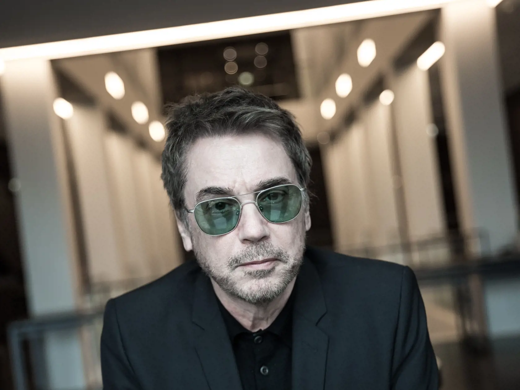KK43 archív Hamburg - Na archívnej snímke z 12. novembra 2018 francúzsky hudobník a skladateľ Jean-Michel Jarre počas tlačovej konferencie v Hamburgu. Jean-Michel Jarre oslávi 24. augusta 2023 okrúhle 75. narodeniny. FOTO TASR/DPA
ARCHIV - 12.11.2018, Hamburg: Der Musiker Jean-Michel Jarre steht bei einem Fototermin vor einer Pressekonferenz zum Programmschwerpunkt "Winter Of Moon" bei Arte an einem Tisch.  (zu dpa: «Vor dem 75. Geburtstag des Musikers Jean-Michel Jarre am 24.8.») Foto: Christia