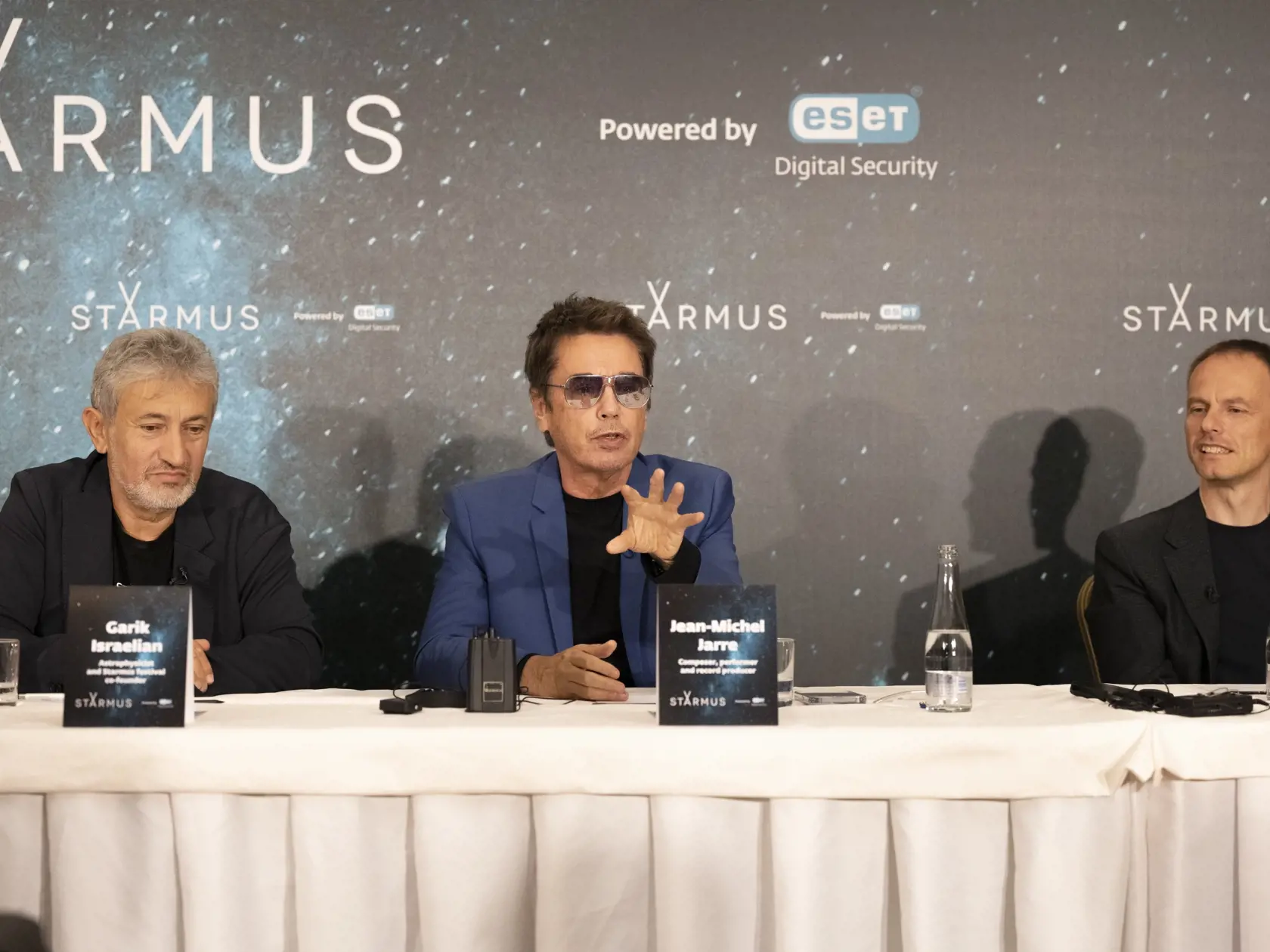 Na snímke zľava spoluzakladateľ festivalu Garik Israelian, francúzsky hudobník a skladateľ Jean-Michel Jarre a generálny riaditeľ spoločnosti ESET Richard Marko počas predstavenia osobností festivalu vedy a umenia STARMUS 2024. V Bratislave 11. októbra 2023. FOTO TASR - Pavel Neubauer