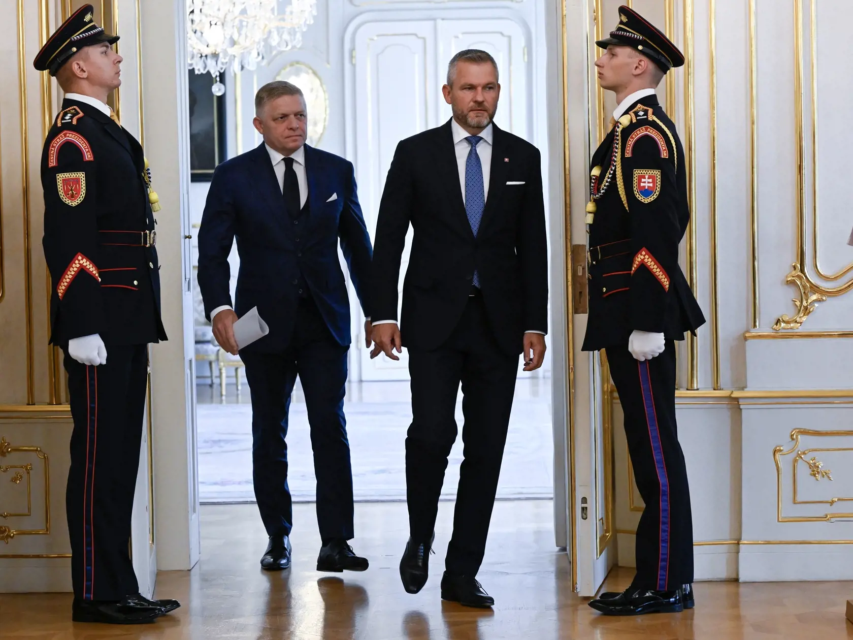Uprostred vpravo prezident SR Peter Pellegrini a uprostred vľavo predseda vlády SR Robert Fico (Smer-SD) pred ich spoločným vyhlásením po rozhovoroch 27. augusta 2024 v Prezidentskom paláci v Bratislave.