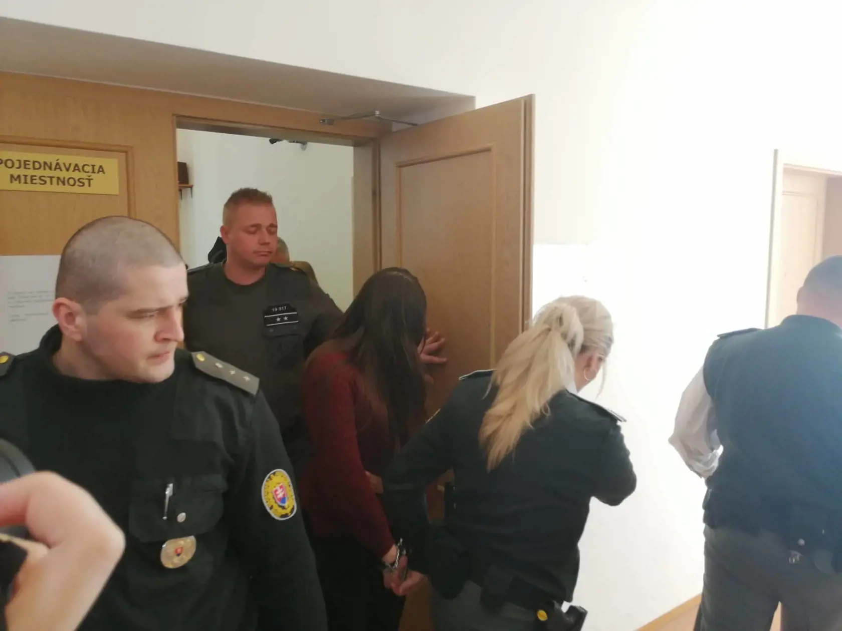 Judita na druhom pojednávaní v prípade vraždy Tomáša odchádza z pojednávacej miestnosti.