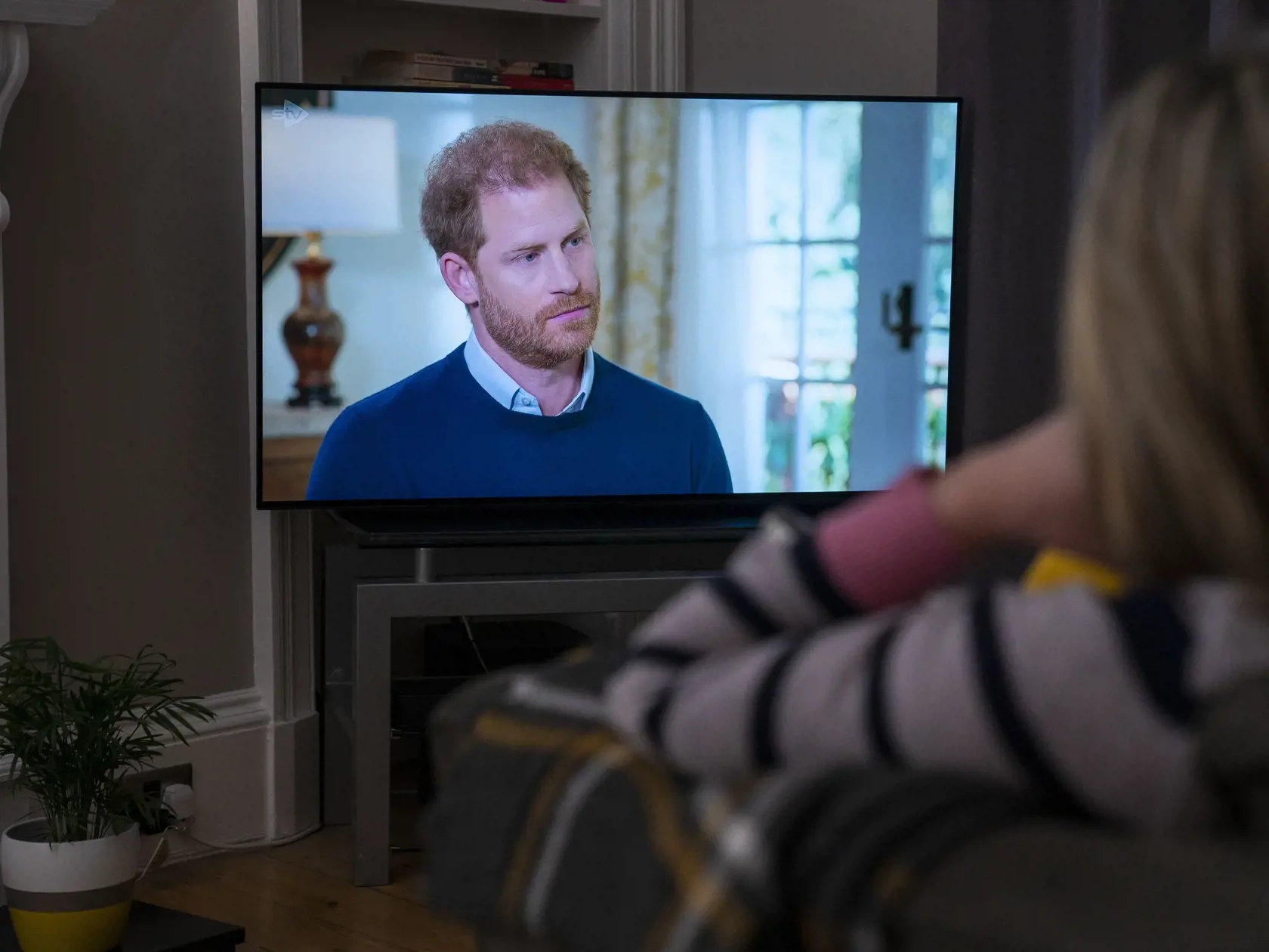 JB 27 Edinburgh - Žena sleduje doma v Edinburghu v televízii britského princa Harryho v rozhovore pre britskú televíziu ITV dva dni po vydaní kontroverznej knihy spomienok Toma Bradbyho s názvom "Harry: The Interview", 8. januára 2023. FOTO TASR/AP

A person at home in Edinburgh watches Prince Harry, the Duke of Sussex, being interviewed by ITV's Tom Bradby during "Harry: The Interview," two days before his controversial autobiography "Spare" is published, Sunday, Jan. 8, 2023. (Jane Barlow/PA v