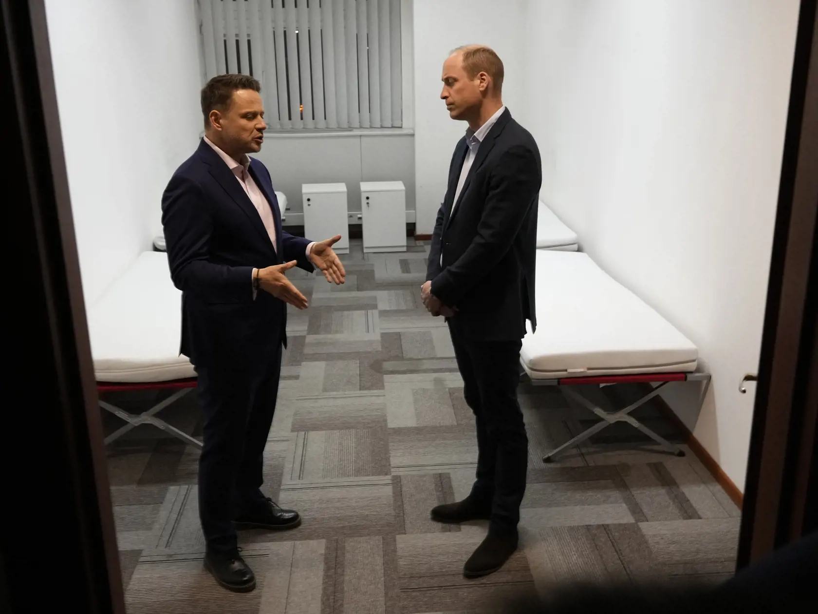 WA 20 Varšava - Britský princ William (vpravo) a starosta Varšavy  Rafal Trzaskowski  sa rozprávajú počas návštevy ubytovacieho centra pre ukrajinských utečencov vo Varšave v stredu 22. marca 2023. FOTO TASR/AP 

Britain's Prince William, right, talks to Mayor of Warsaw Rafal Trzaskowski as they visit an accommodation centre, for Ukrainians who fled the war, in Warsaw, Poland, Wednesday, March 22, 2023. (AP Photo/Czarek Sokolowski)