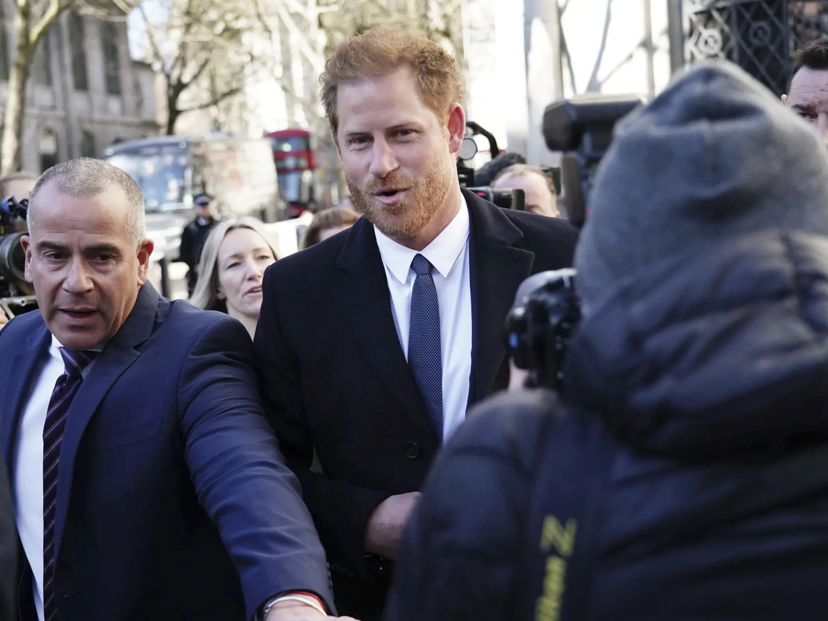 WA 2 Londýn - Britský princ Harry prichádza na londýnsky najvyšší súd, aby sa zúčastnil na predbežnom pojednávaní s vydavateľstvom Associated Newspapers, s ktorým sa súdi pre podozrenia z nezákonného získavania informácií v pondelok 27. marca 2023. Vydavateľstvo Associated Newspapers, ktoré vydáva bulvárny denník Daily Mail, obvinila z nezákonného získavania informácií skupina známych osobností. Okrem princa Harryho vydavateľstvo zažaloval aj spevák Elton John s manželom Davidom Furnishom a here