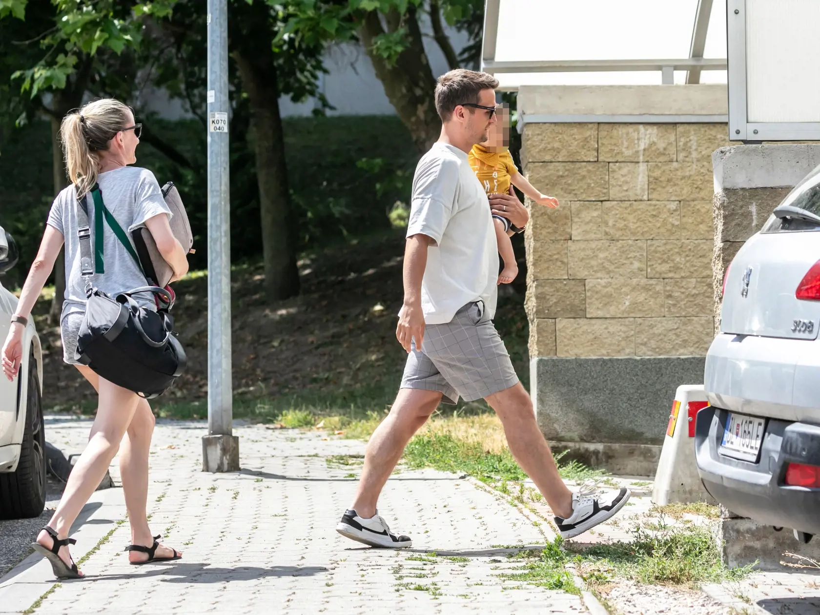 Júl 2023: Adela s manželom Viktorom a ich malým chlapčekom. Manželia konečne prezradili pohlavie ich dieťatka.