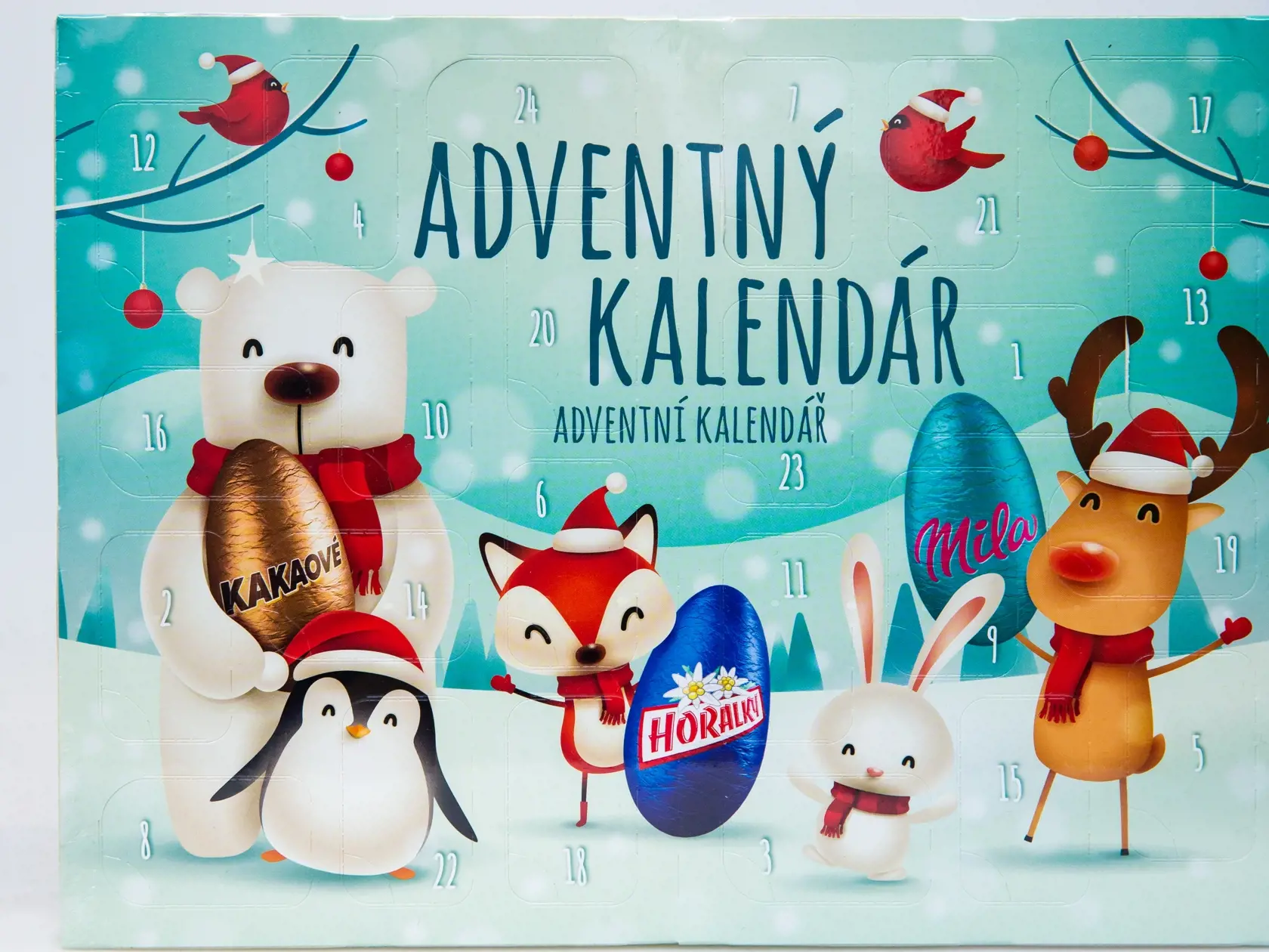 Adventný kalendár Horalky – Tesco - 5,99 € - Nekvalitný rastlinný tuk a éčka
Hodnotenie odborníčky na výživu: Tento kalendár sa skladá z rôznych kolekcií, ktoré majú rôzne náplne. Čo je na škodu, že je použitý kakaový prášok so zníženým obsahom tuku, čo sa tým pádom musí nahradiť iným menej kvalitným rastlinným tukom. Mliečna čokoláda obsahuje aj emulgátory.