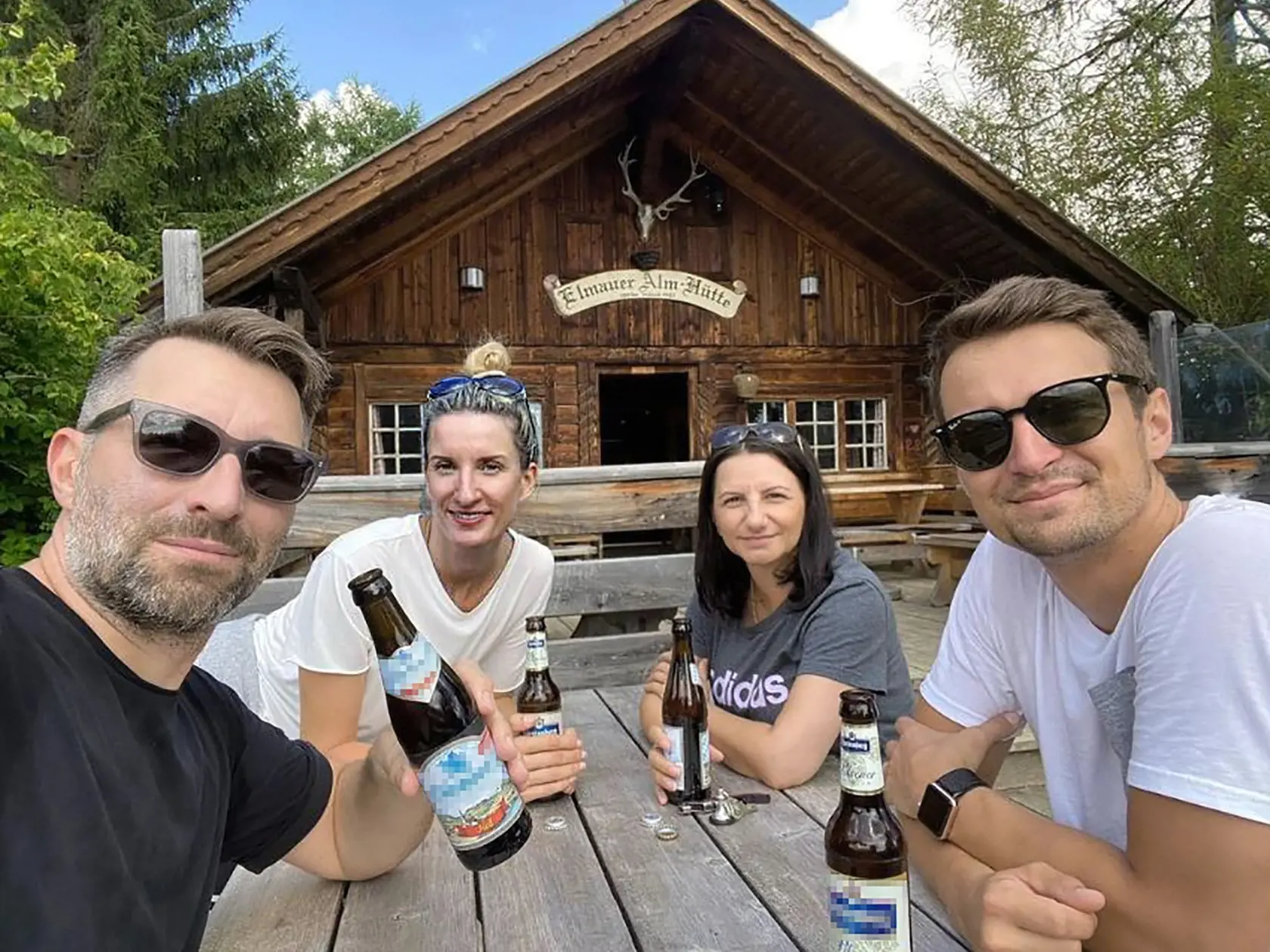 Staré časy. Na výlete v Nemecku si dopriali tamojšie pivo. Dnes by to už asi nebolo možné. Na snímke zľava Bruno Ciberej, Adela Vinczeová, kamarátka Andrea Pivaričová a Viktor Vincze.