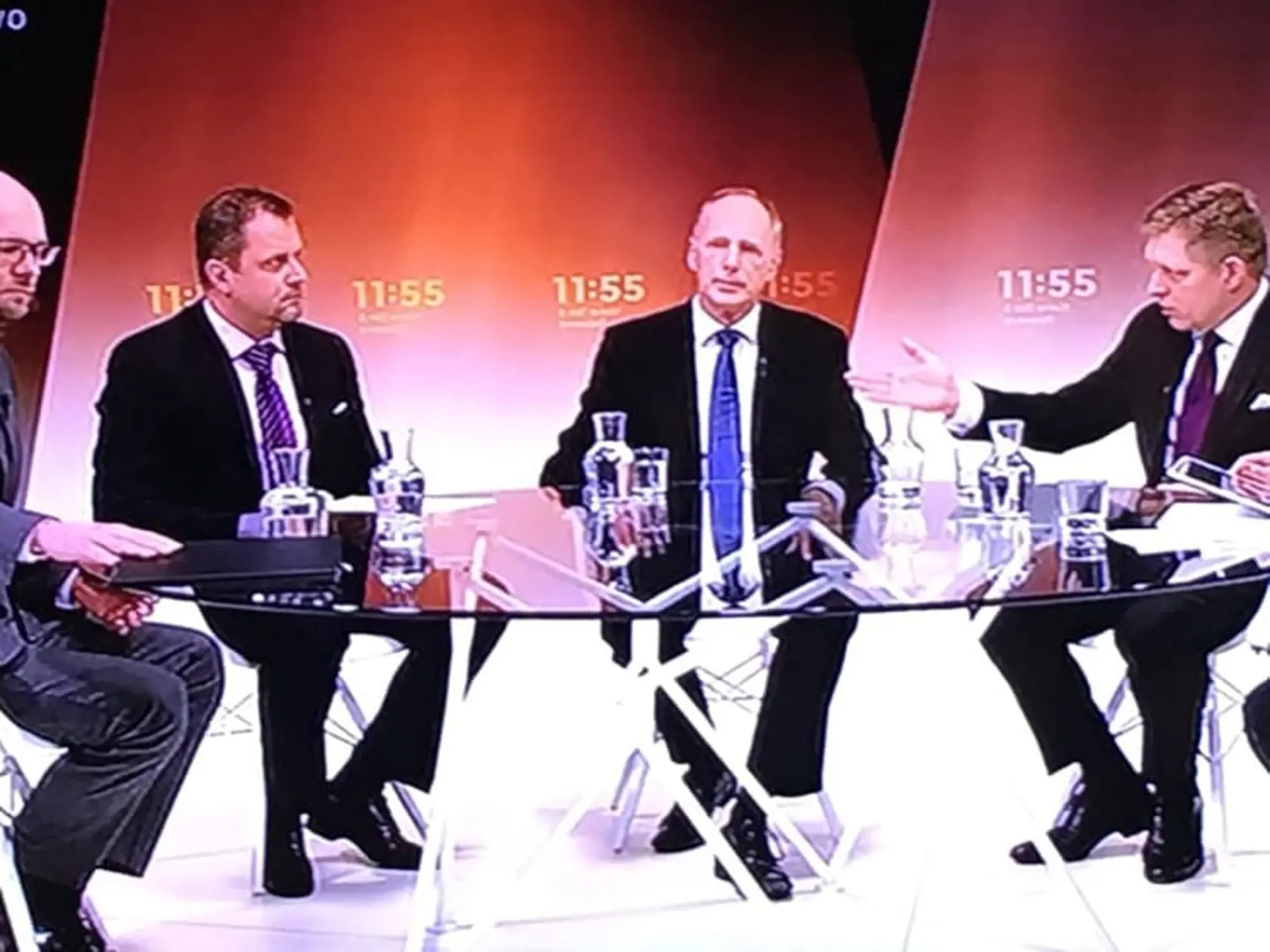 Politická debata na STV1. Stretol s tam Robert Fico, Jaroslav Paška z SNS, Andrej Hrnčiar zo Siete, neskôr sa k debate pridal aj líder SaS Richard Sulík.