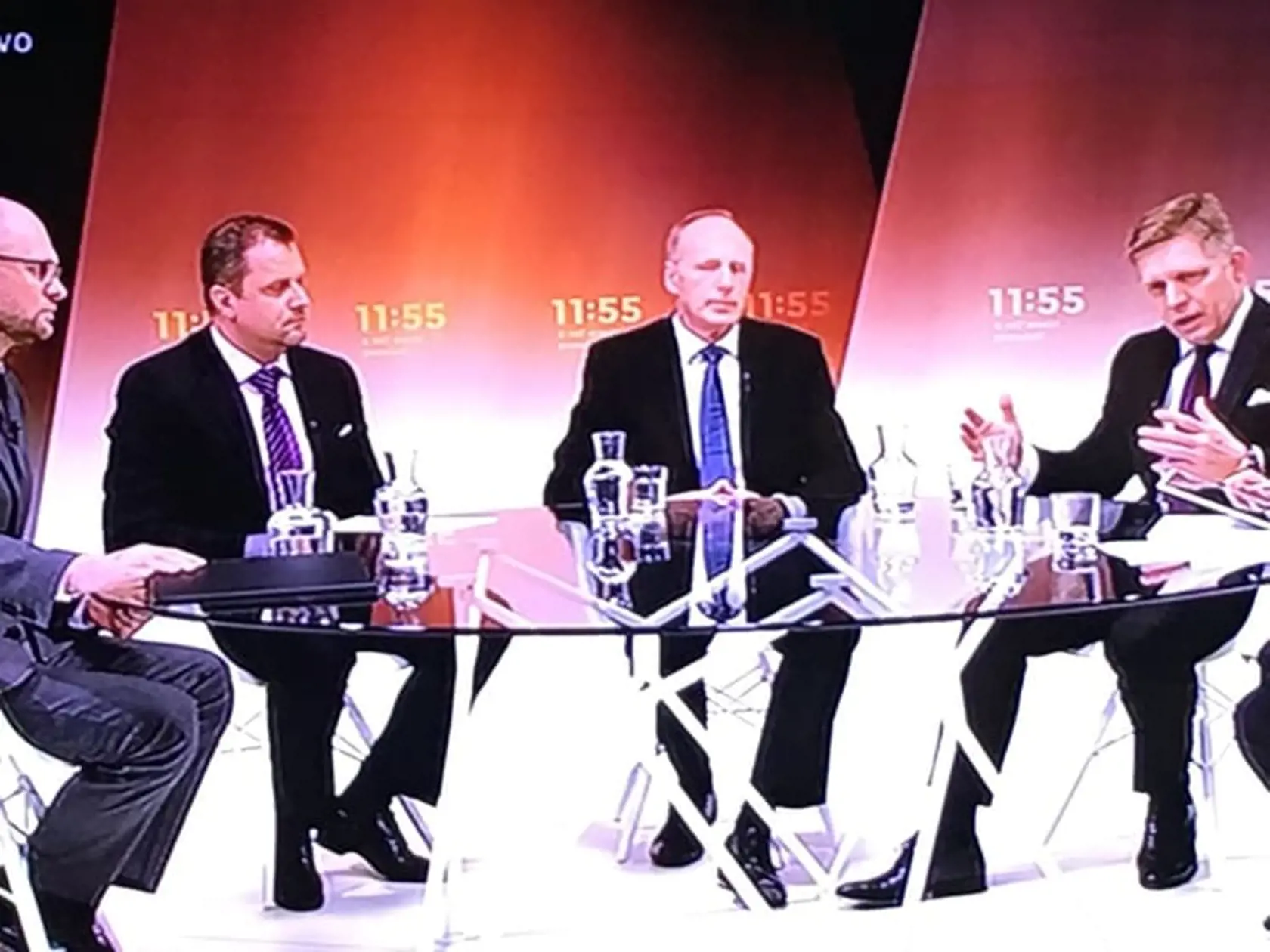 Politická debata na STV1. Stretol s tam Robert Fico, Jaroslav Paška z SNS, Andrej Hrnčiar zo Siete, neskôr sa k debate pridal aj líder SaS Richard Sulík.