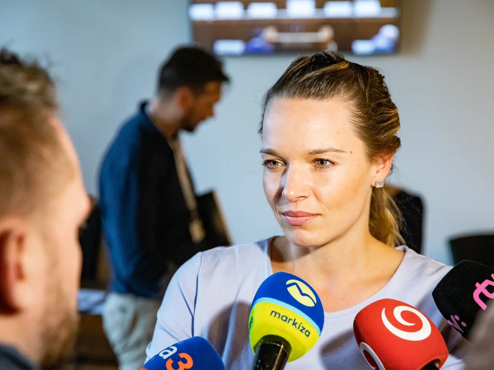 Tabák sme sa pýtali aj na to, ako vidí svoju politickú budúcnosť, a či plánuje si založiť vlastnú stranu? „S určitosťou viem povedať, že si nezakladám žiadnu politickú stranu a nateraz budem nezaradená poslankyňa. Uvidíme, čo a ako bude. Tým, že ja si robím svoju prácu dobre, tak sa nebojím o svoju politickú budúcnosť. Ja som sa nikdy nikde netlačila, mňa vždy volali a pozývali. Takto to bude aj naďalej, a ja sa určite nebudem nikomu ozývať, že či môžem ísť k nim,“ povedala nám extenistka.