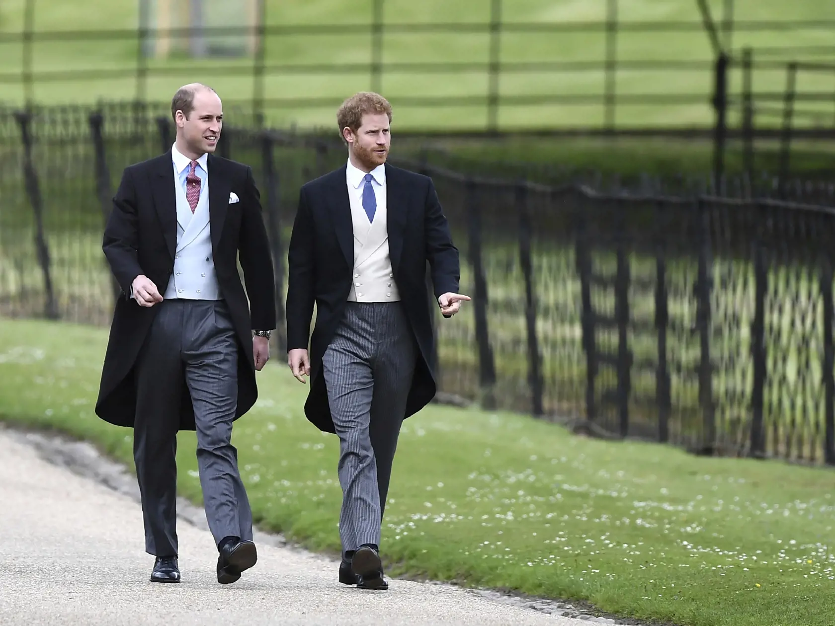 JB 16 Englefield - Britský princ William (vľavo) a princ Harry prichádzajú na svadbu Pippy Middletonovej, švagrinej britského princa Williama - sestry jeho manželky Kate - do kostola Sv. Marka v Englefielde 20. mája 2017, kde sa dnes zosobáši s milionárom Jamesom Matthewsom. FOTO TASR/AP

Britain's Prince William, left and Prince Harry, arrive for the wedding of Pippa Middleton and James Matthews at St Markâ€™s Church in Englefield, England, Saturday, May 20, 2017. Middleton, the younger sister 
