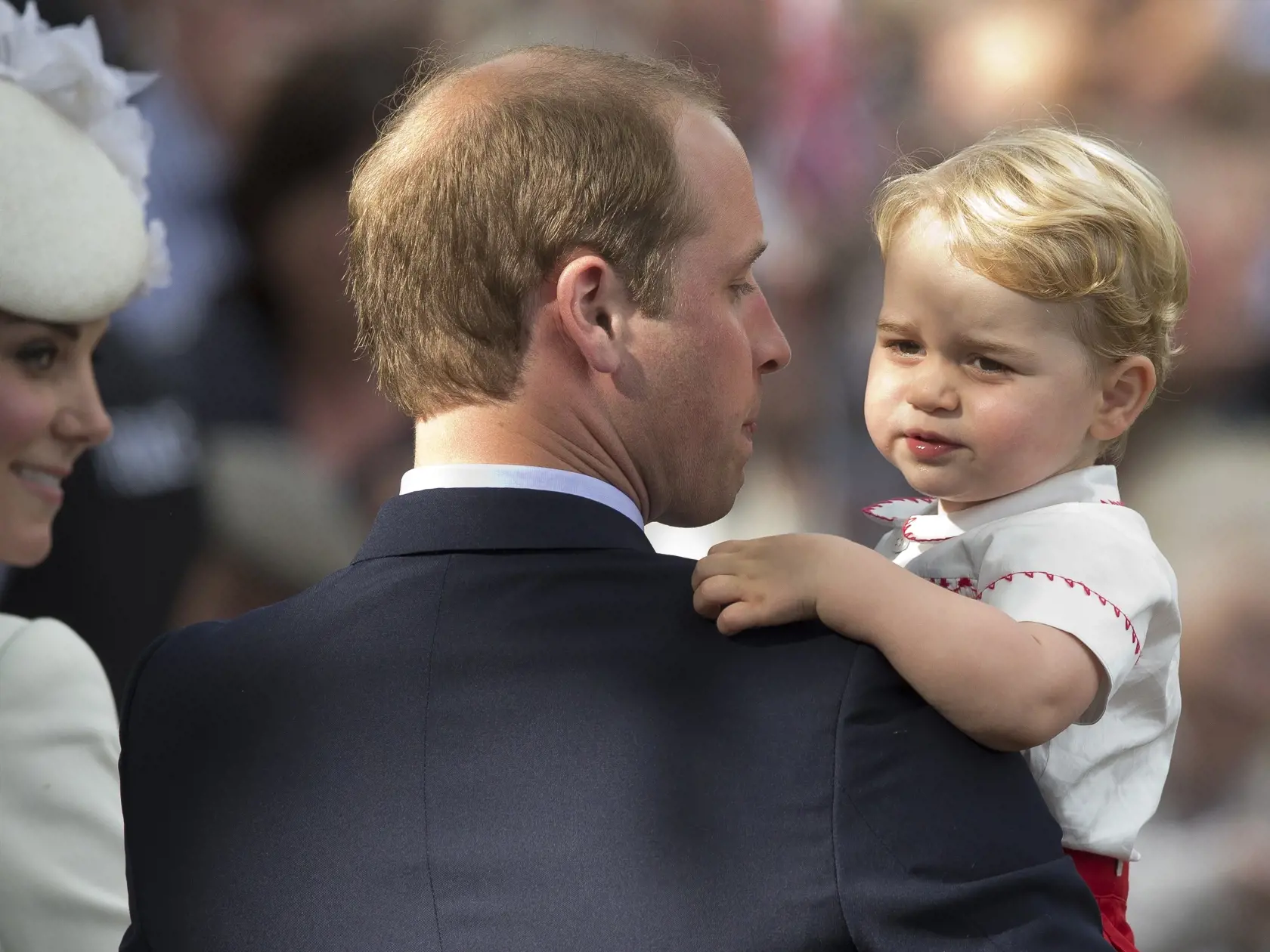 KK21 Sandringham - Na snímke britský princ William a jeho manželka Kate odchádzajú s ich synom Georgeom po krste ich dcérky Charlotte z kostola Sv. Márie Magdalény v Sandringhame 5. júla 2015. FOTO TASR/AP
Britain's Prince William, Kate the Duchess of Cambridge and their son Prince George  leave after their daughter Princess Charlotte's Christening at St. Mary Magdalene Church in Sandringham, England, Sunday, July 5, 2015.  (AP Photo/Matt Dunham, Pool)