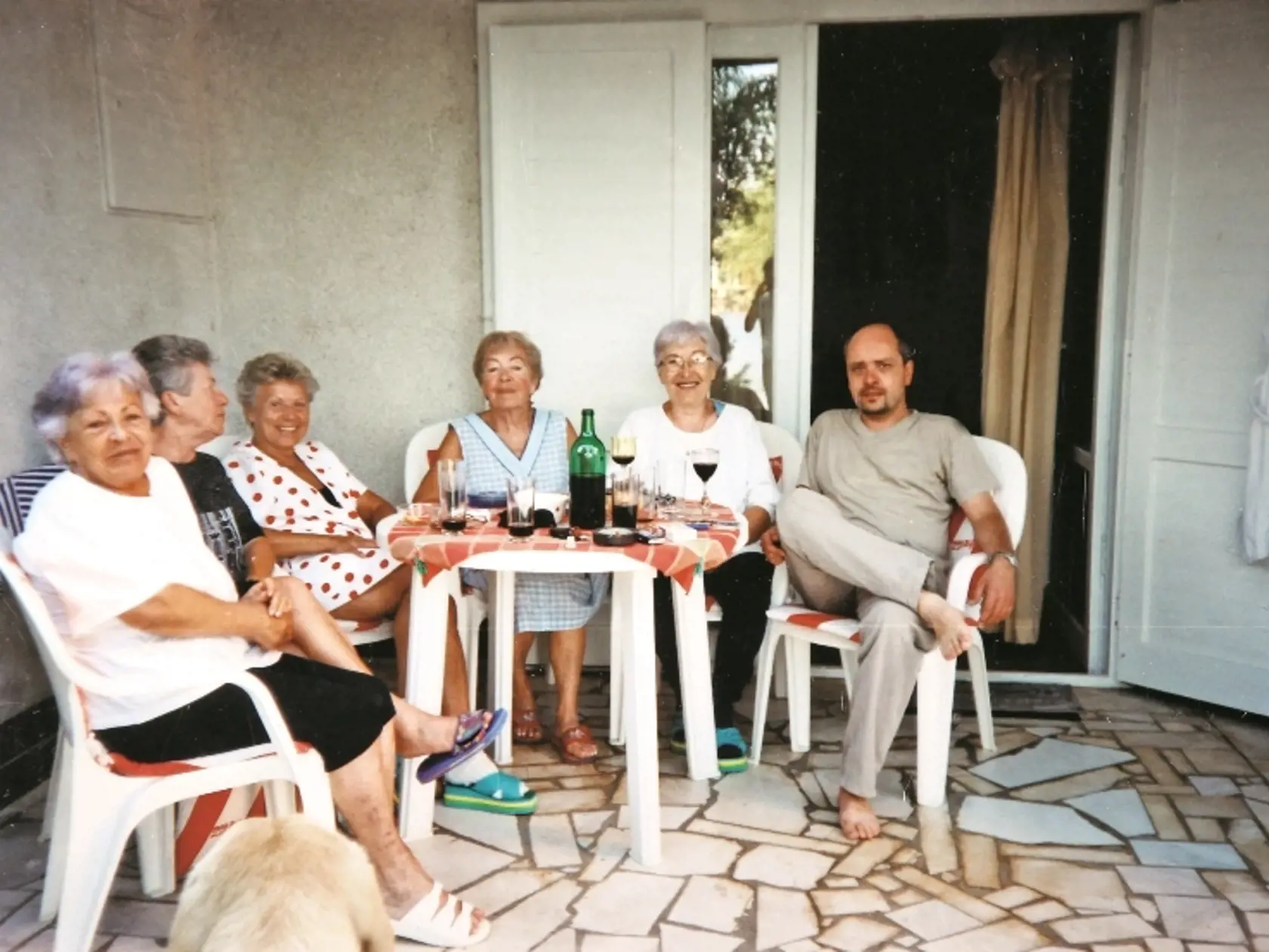 Každý deň telefonuje so svojím babincom, zľava doprava: sestra Milka, kamarátky Juca a Magda, Eva Landlová, sestra Hanka, a syn Matej.