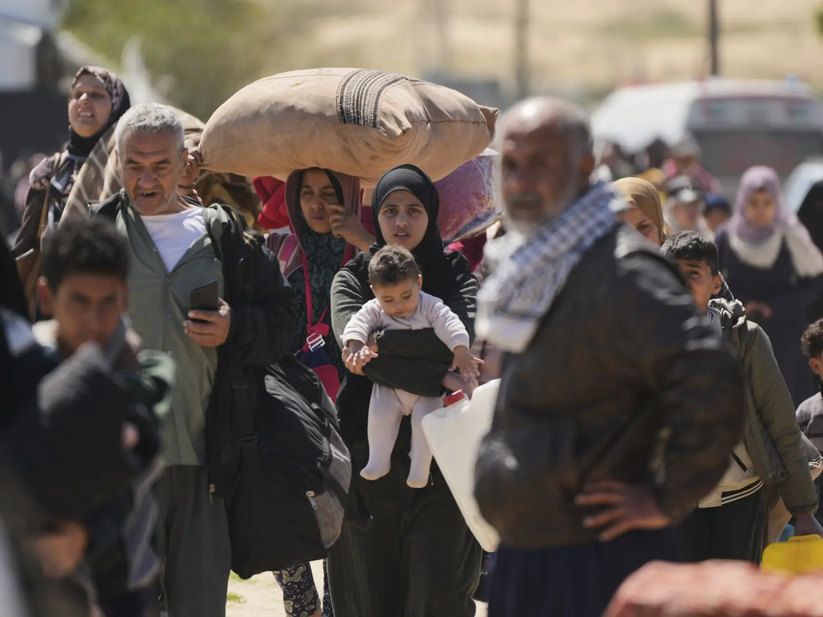 Vysídlení Palestínčania, ktorí museli opustiť mesto Rafah na juhu Pásma Gazy, prichádzajú do mesta Chán Júnis v nedeľu 23. marca 2025.