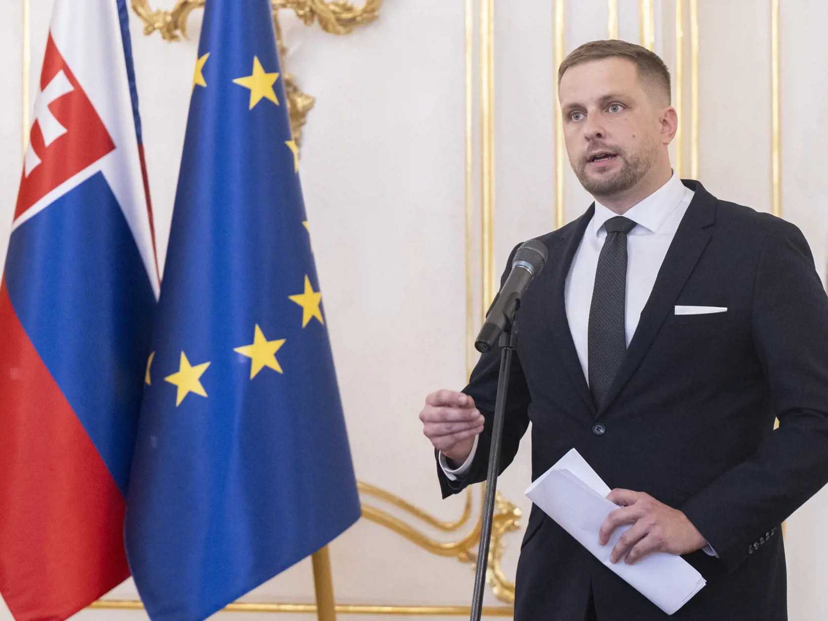 Prezident Peter Pellegrini prijal demisiu ministerky zdravotníctva Zuzany Dolinkovej (Hlas-SD) v Prezidentskom paláci v Bratislave vo štvrtok 10. októbra 2024. Vo funkcii ju nahradil Kamil Šaško (Hlas-SD). Na snímke Kamil Šaško (Hlas-SD) vystupuje s prejavom po vymenovaní za nového ministra zdravotníctva v Prezidentskom paláci v Bratislave vo štvrtok 10. októbra 2024. Dolinková oznámila svoj koniec vo funkcii minulý týždeň. Rozhodnutie odôvodnila tým, že necíti podporu pre presadzovanie svojich cieľov a opatrení na zlepšenie zdravotníctva. Kritizovala okrem iného aj schválenie konsolidačných opatrení v parlamente. Kamil Šaško pôsobil ako štátny tajomník na ministerstve hospodárstva. Vláda ho z tejto pozície odvolala v stredu 9. októbra. FOTO TASR - Martin Baumann