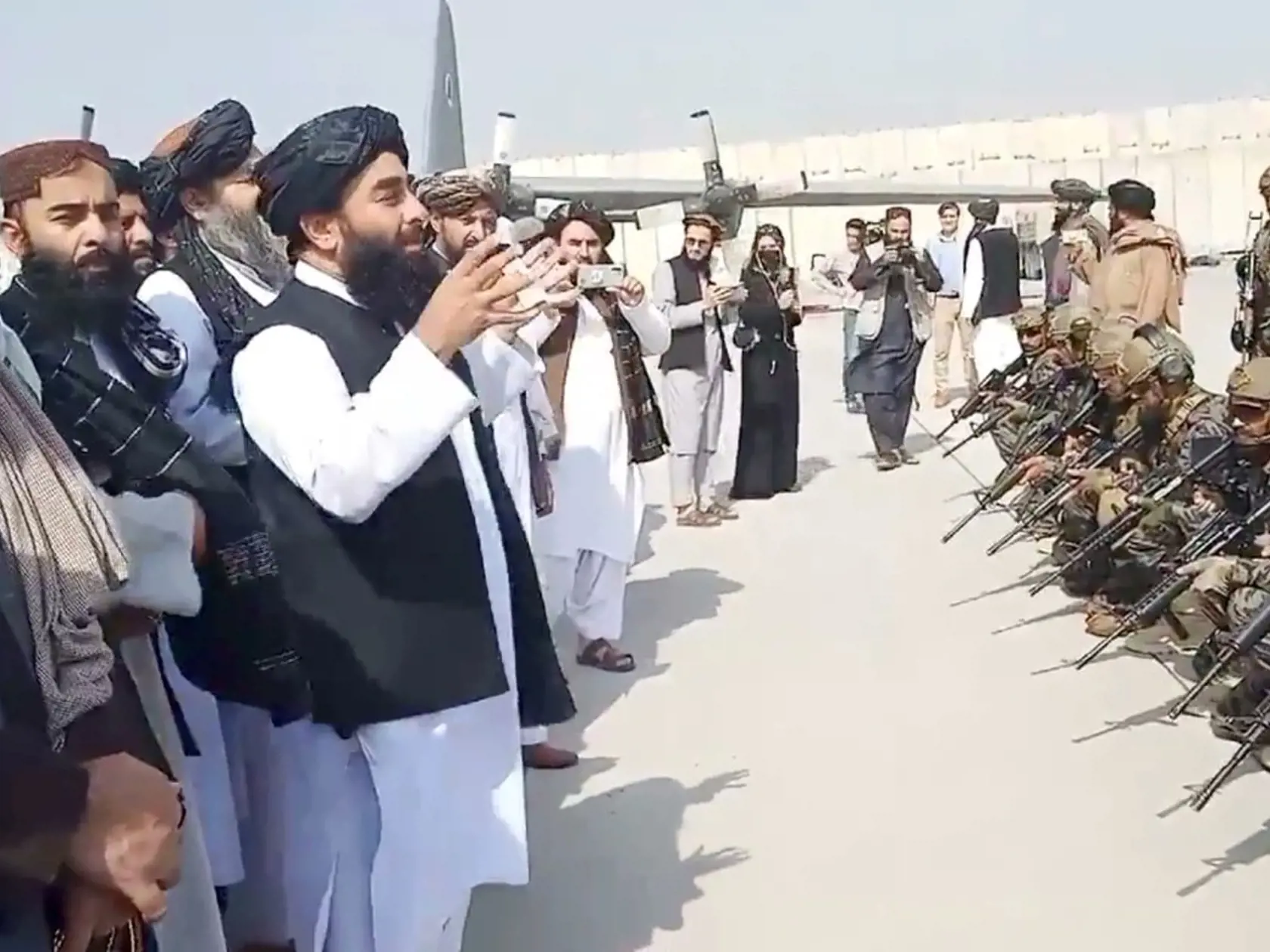 Taliban oslavuje v uliciach svoje víťazstvo.