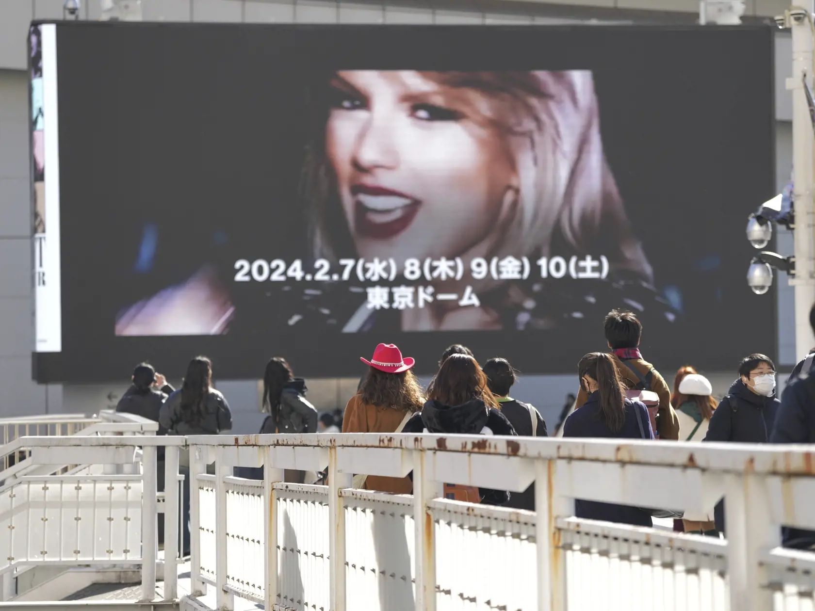 Fanúšikovia prichádzajú na koncert americkej speváčky Taylor Swift v rámci turné The Eras Tour v stredu 7. februára 2024 v Tokiu.