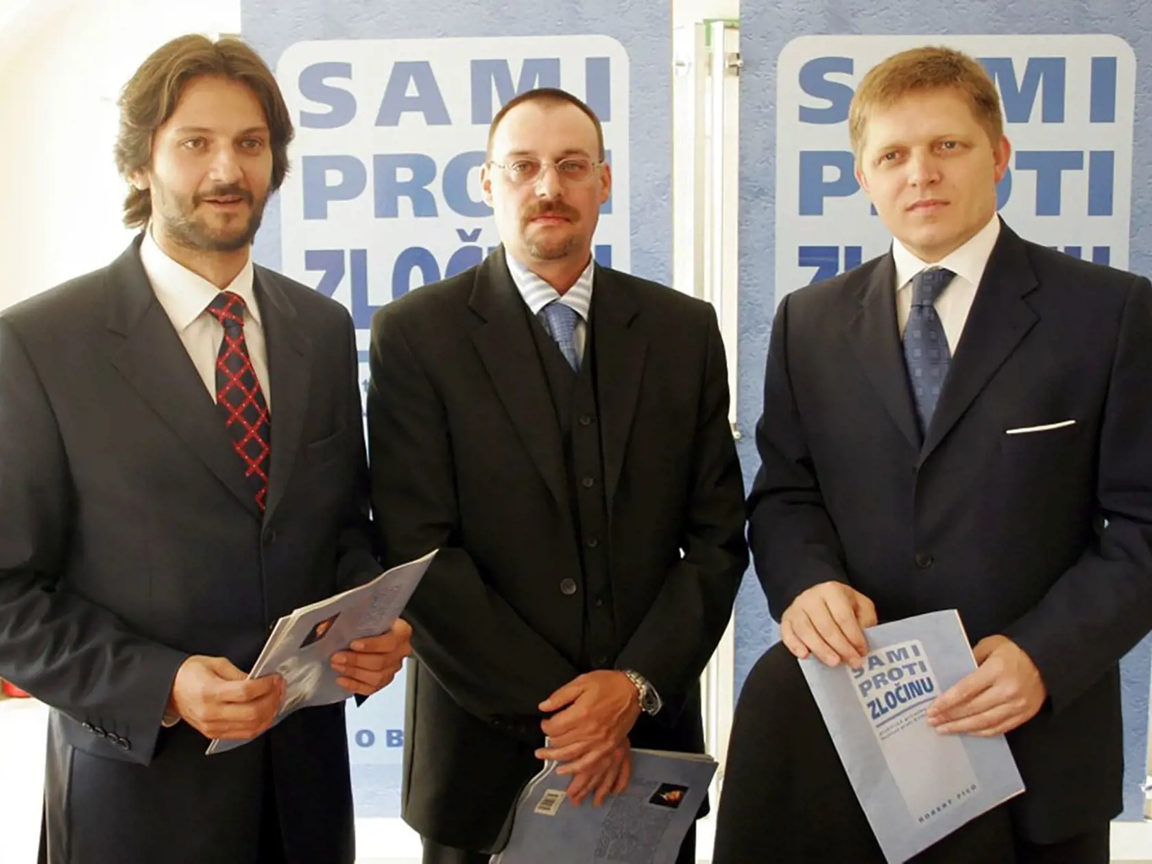 Dobroslava Trnku (v strede) v roku 2004 zvolila za šéfa prokurátorov vláda Mikuláša Dzurindu. Zblížil sa však hlavne so smerákmi a s Marianom Kočnerom. Vedľa Trnku sú na fotke exminister vnútra Robert Kaliňák (vľavo) a expremiér Robert Fico.