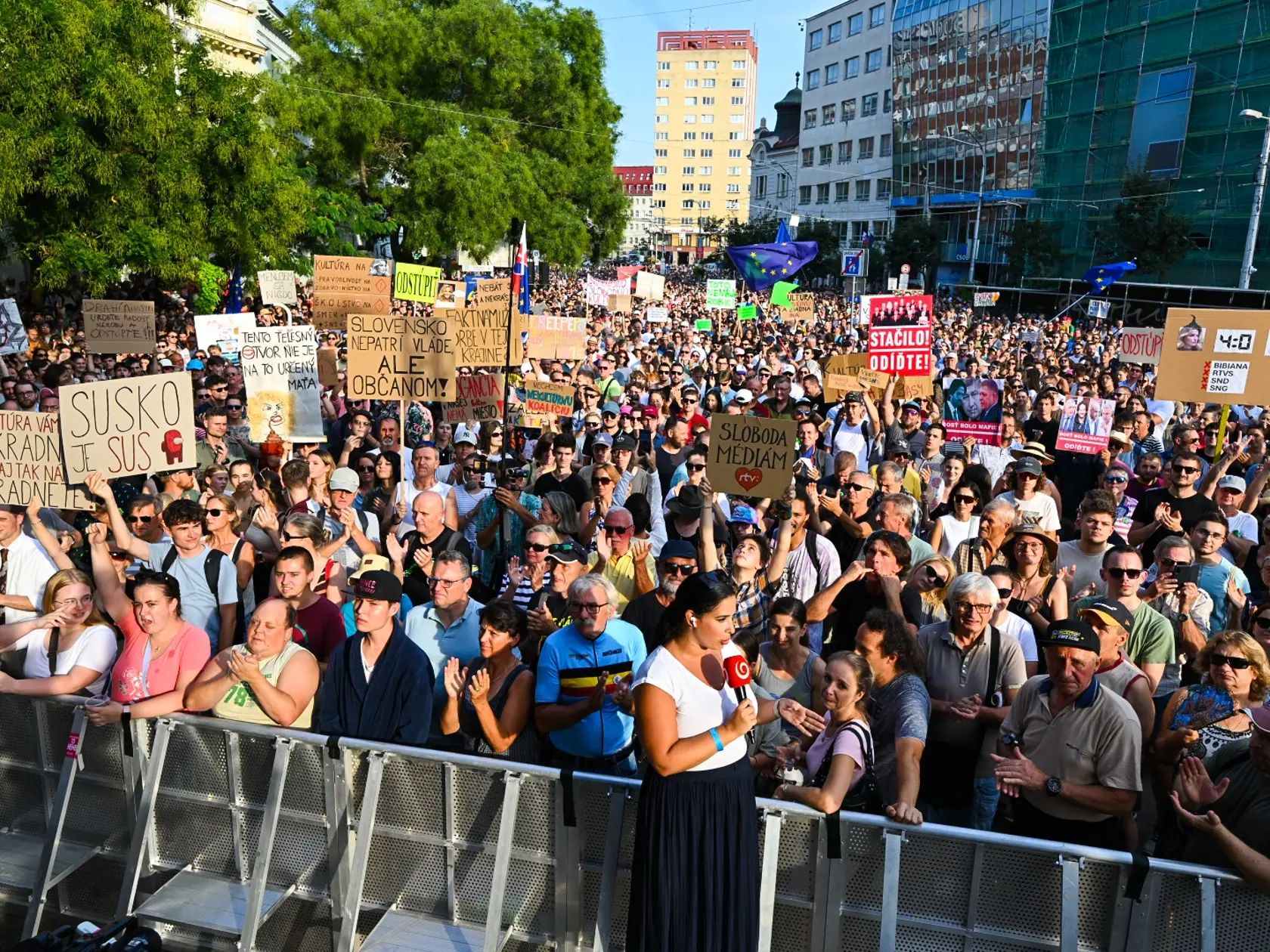 Na snímke účastníci protestného zhromaždenia, ktoré zorganizovali opozičné strany Progresívne Slovensko (PS) a Sloboda a solidarita (SaS) proti ministerke kultúry Martine Šimkovičovej (nominantka SNS) a ministrovi spravodlivosti Borisovi Suskovi (Smer-SD) na Námestí SNP v Bratislave v utorok 13. augusta 2024.