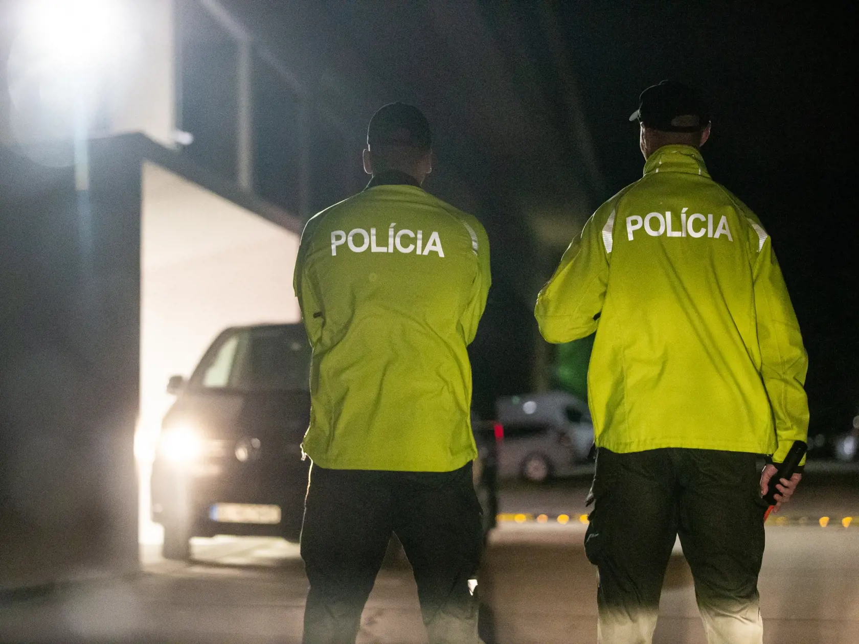Policajti, ochrankári, čierna dodávka s tmavými sklami! Ani o bezpečnosť amerického prezidenta nie je postarané lepšie, ako o ochranu predsedu slovenského parlamentu Borisa Kollára (56)