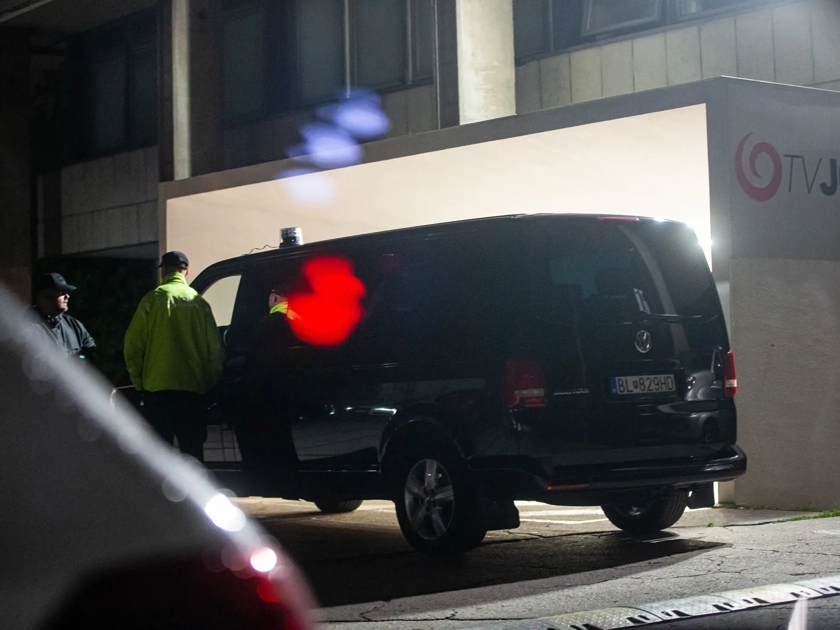 Naopak na Kollára čakala elitná ochranka, ktorá zo šéfa parlamentu nespustí ani na moment oči odkedy nastúpil do funkcie. Kollára sprevádzajú v podstate všade: starostlivo kontrolujú výťahy, prezerajú budovy, “preverujú” osoby a personál, s ktorými má prísť predseda parlamentu do kontaktu