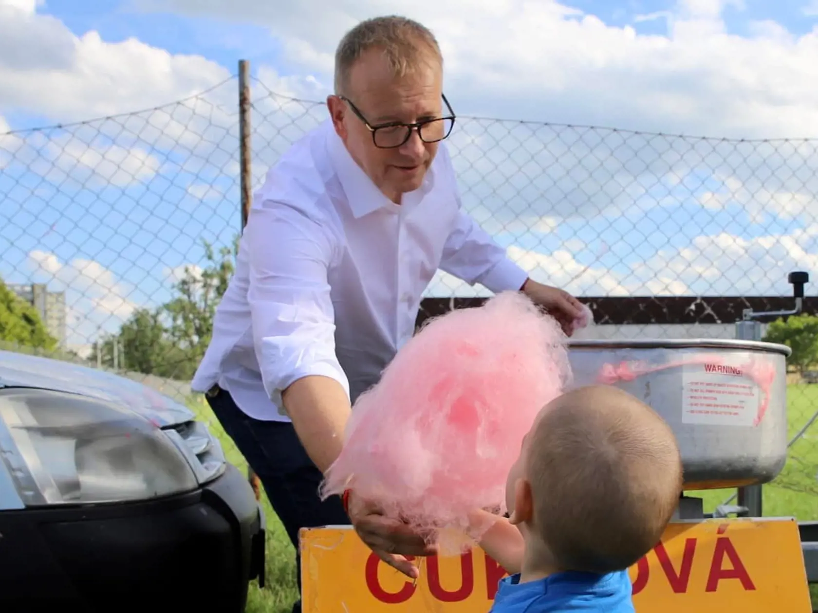 Boris Kollár neváhal, vyzliekol si sako a najmenším robil cukrovú vatu.