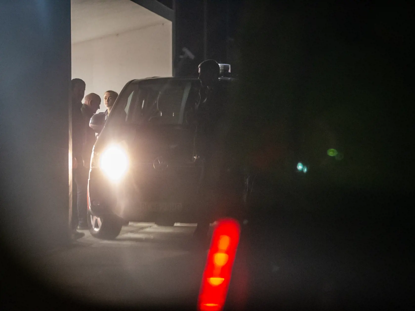 Naopak na Kollára čakala elitná ochranka, ktorá zo šéfa parlamentu nespustí ani na moment oči odkedy nastúpil do funkcie. Kollára sprevádzajú v podstate všade: starostlivo kontrolujú výťahy, prezerajú budovy, “preverujú” osoby a personál, s ktorými má prísť predseda parlamentu do kontaktu