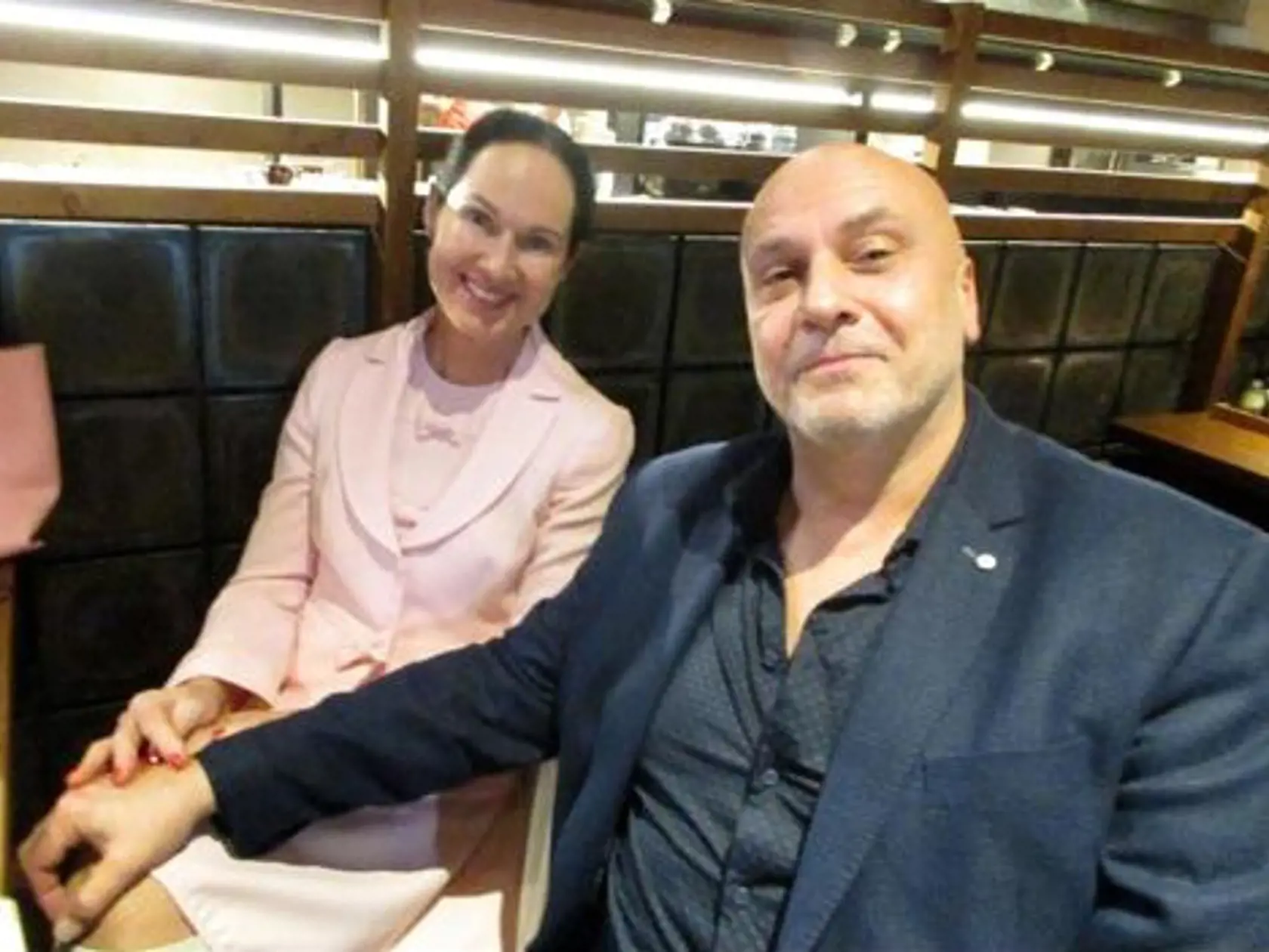 Lucia Kurilovská a Henry: Láska z dvojice len tak srší. Po vernisáži výstavy takto spoločne zapózovali fotografovi. Pričom sa im ruky dotýkali.